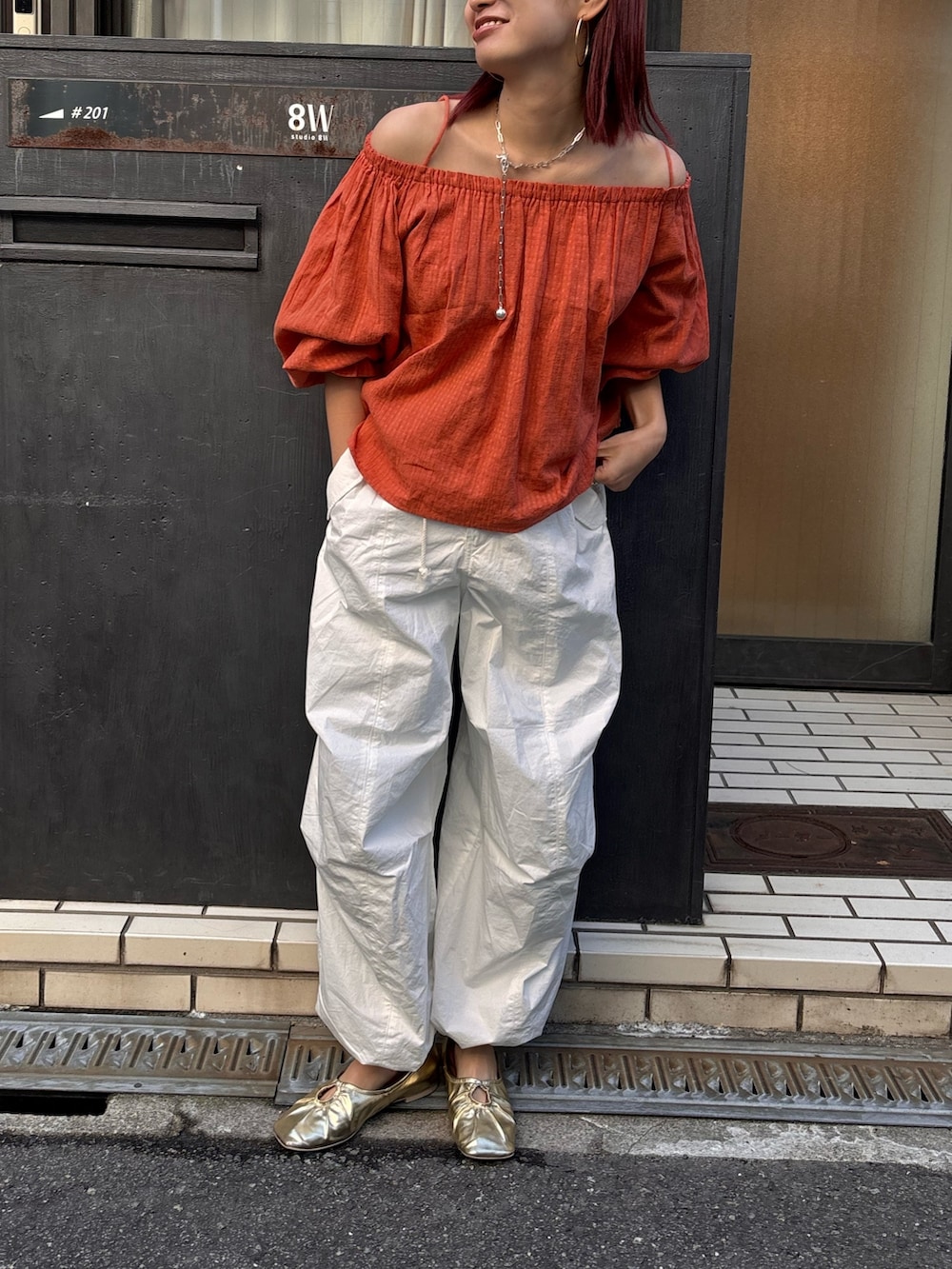 「ブラウス、ミリタリーパンツ、春コーデ、ママコーデ、妊婦コーデ、カジュアルコーデ、オフショル、カラーコーデ」｜「Ungridのオフショルギャザーボリュームブラウス（シャツ/ブラウス、オレンジ系）」を使った、あやさん（レディース・163cm）の冬コーディネートの8枚目の写真