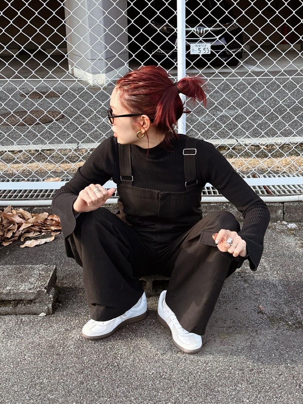 「ワンピース、オールインワン、サロペット、ブラック、ママコーデ、妊婦コーデ、ルーズシルエット、タートルネック」｜「Ungridの井桁弘恵さんコラボ ミリタリーオールインワン（つなぎ/オールインワン、ブラック系）」を使った、あやさん（レディース・163cm）の冬コーディネートの3枚目の写真