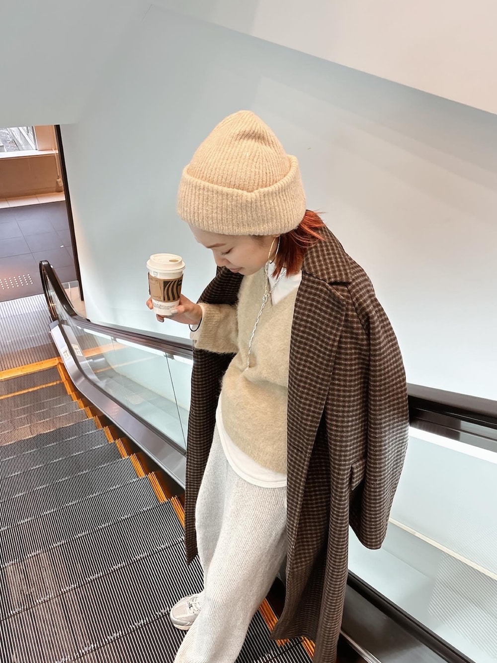 「新星WEARISTAにエントリー、おしゃ見えテクニック、冬アウター、クリスマスに着たい服、ロングコート、ニット帽、スニーカー、大人かわいい、大人コーデ、ラフコーデ、レイヤードスタイル」｜「Ungridの起毛デザインＶネックニット（ニット/セーター、グレー系）」を使った、あやさん（レディース・163cm）の冬コーディネートの2枚目の写真