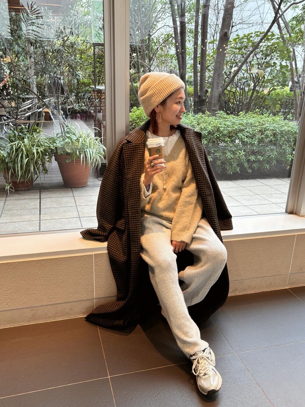 「新星WEARISTAにエントリー、おしゃ見えテクニック、冬アウター、クリスマスに着たい服、ロングコート、ニット帽、スニーカー、大人かわいい、大人コーデ、ラフコーデ、レイヤードスタイル」｜「Ungridの起毛デザインＶネックニット（ニット/セーター、グレー系）」を使った、あやさん（レディース・163cm）の冬コーディネートの4枚目の写真