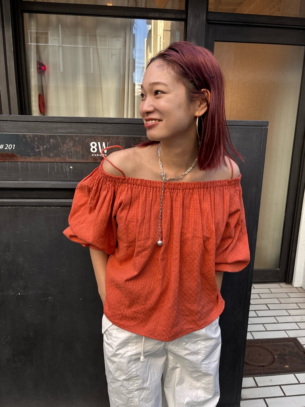 「ブラウス、ミリタリーパンツ、春コーデ、ママコーデ、妊婦コーデ、カジュアルコーデ、オフショル、カラーコーデ」｜「Ungridのオフショルギャザーボリュームブラウス（シャツ/ブラウス、オレンジ系）」を使った、あやさん（レディース・163cm）の冬コーディネートの4枚目の写真