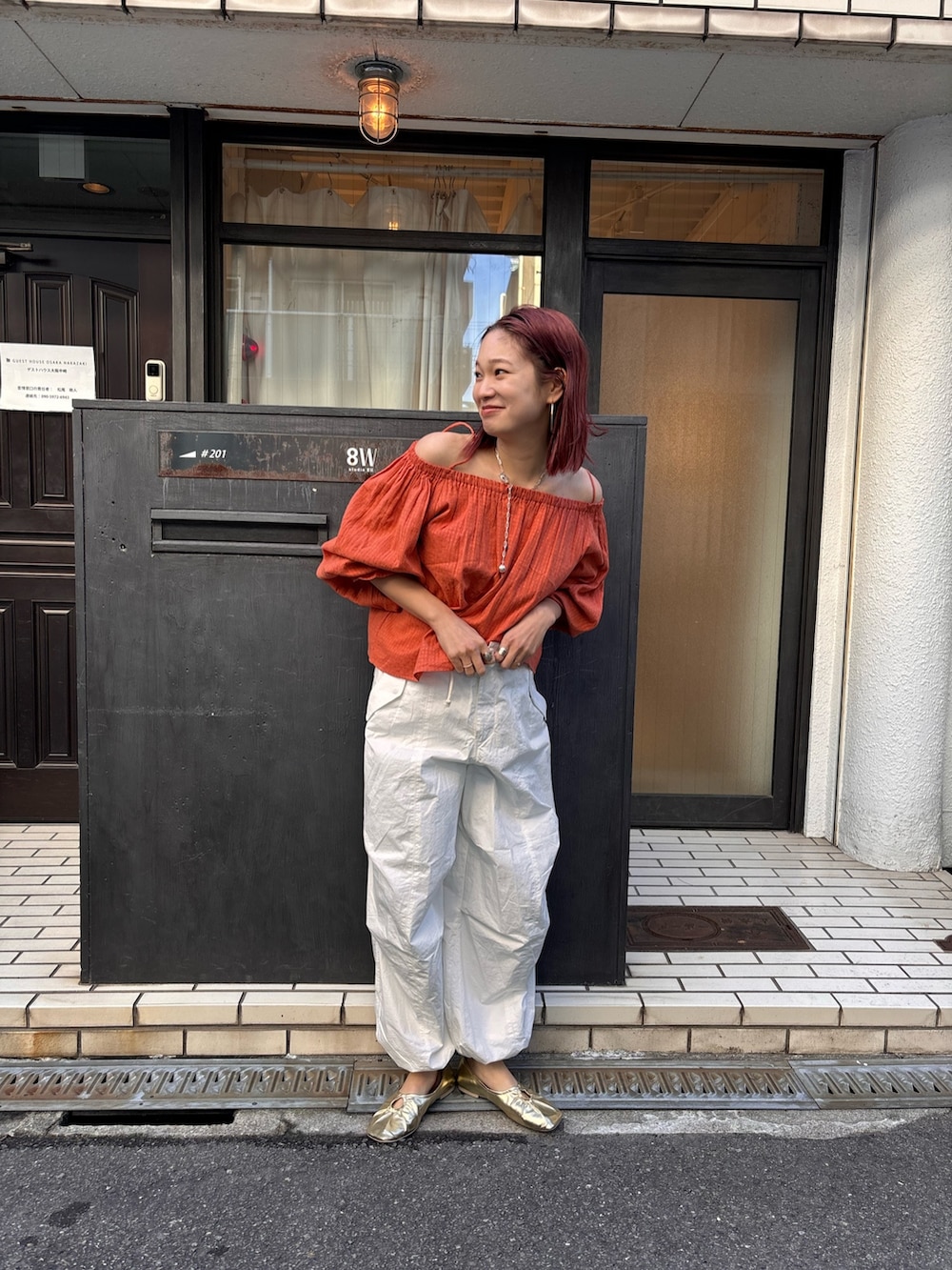 「ブラウス、ミリタリーパンツ、春コーデ、ママコーデ、妊婦コーデ、カジュアルコーデ、オフショル、カラーコーデ」｜「Ungridのオフショルギャザーボリュームブラウス（シャツ/ブラウス、オレンジ系）」を使った、あやさん（レディース・163cm）の冬コーディネートの2枚目の写真