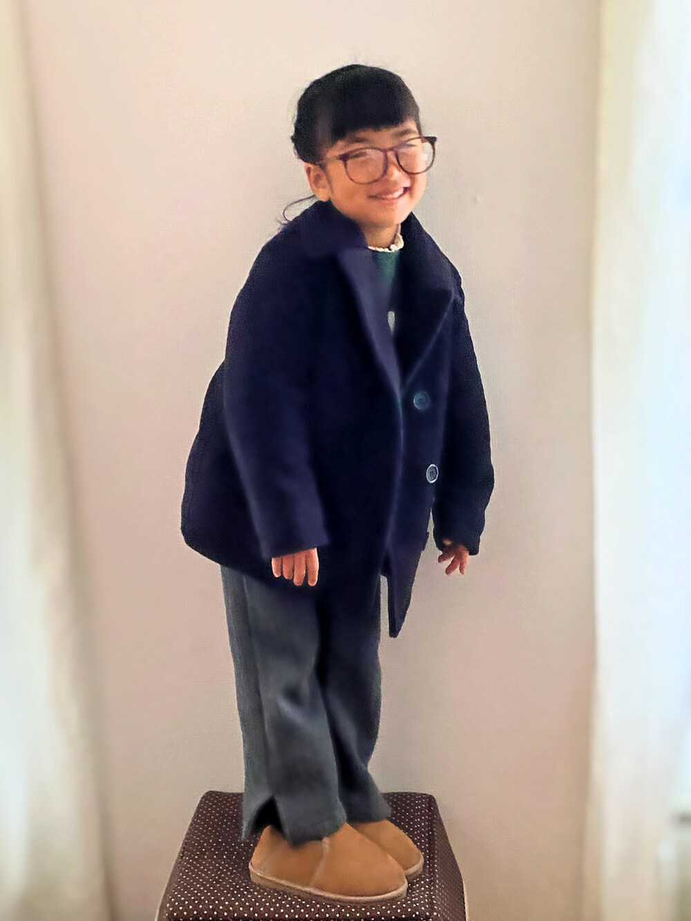 「キッズコーデ、冬コーデ、スウェット、グリーン、ストレートパンツ、マフラー、チェック、めがね、ピーコート、ブーツ」｜「Ocean&Groundのカレッジロゴビッグスウェット（80～140cm）（スウェット、グリーン系）」を使った、ｍａｍｅ＊さん（キッズ・100cm）の冬コーディネートの3枚目の写真