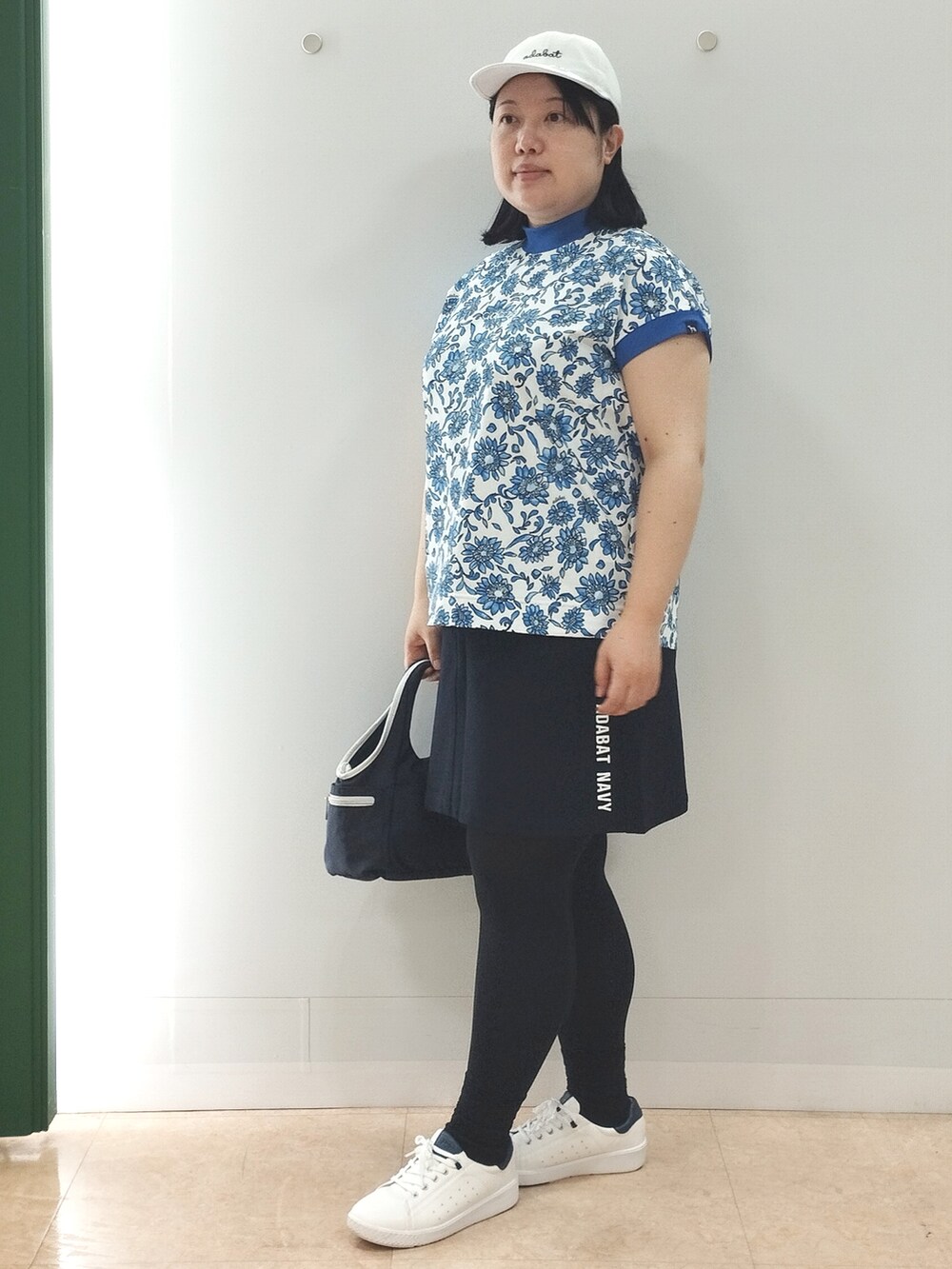 ブルー系のTシャツ/カットソー、ブルー系のスカート、ブルー系のショルダーバッグを着用したレディースの夏コーディネートの6枚目の写真