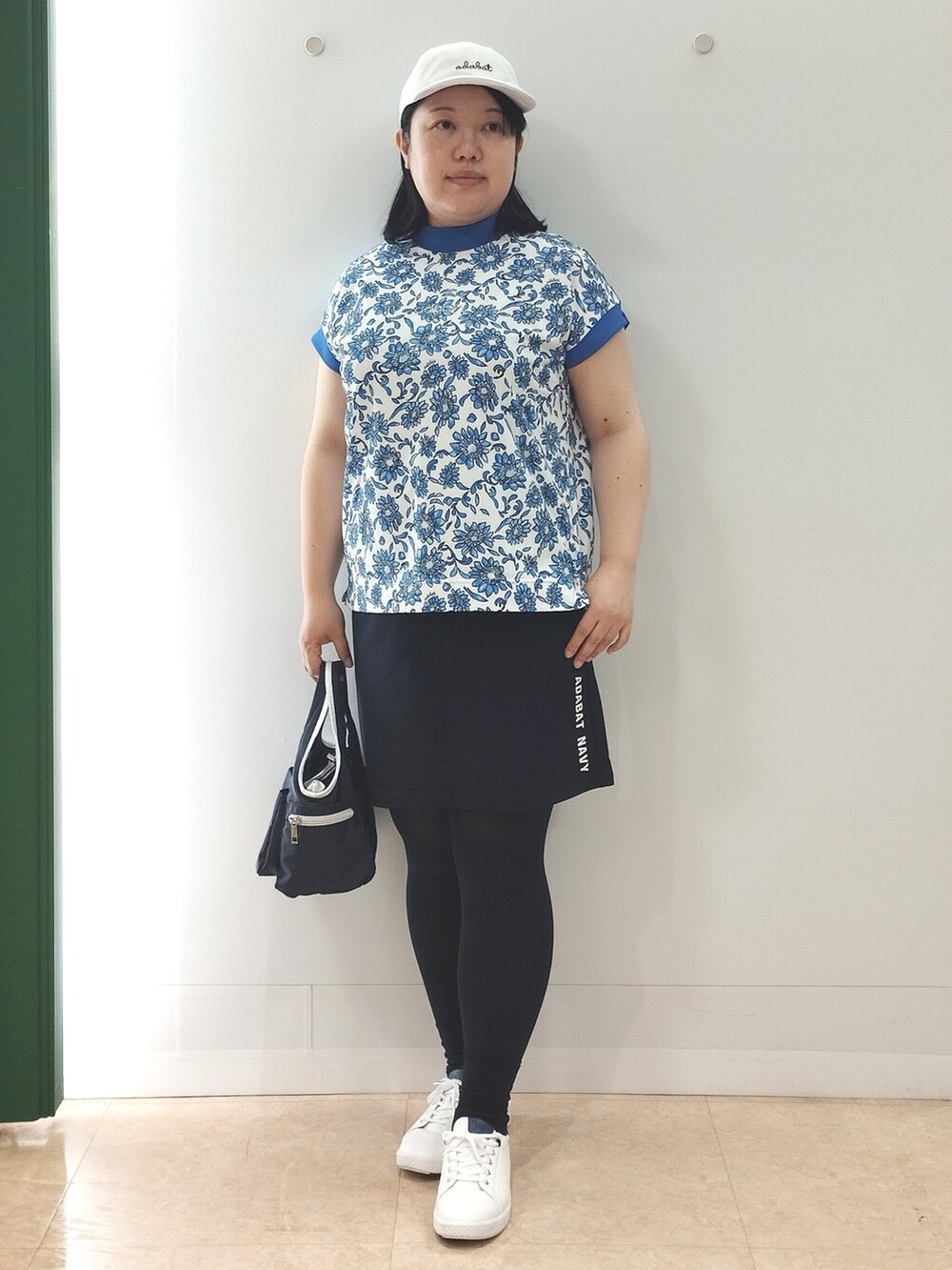 ブルー系のTシャツ/カットソー、ブルー系のスカート、ブルー系のショルダーバッグを着用したレディースの夏コーディネートの2枚目の写真