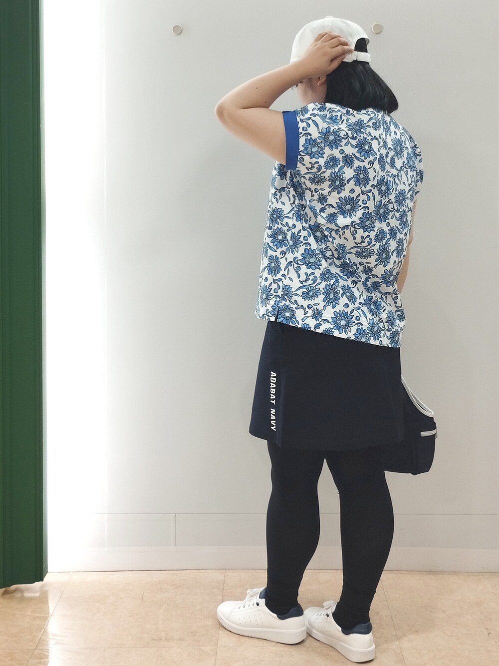 ブルー系のTシャツ/カットソー、ブルー系のスカート、ブルー系のショルダーバッグを着用したレディースの夏コーディネートの5枚目の写真