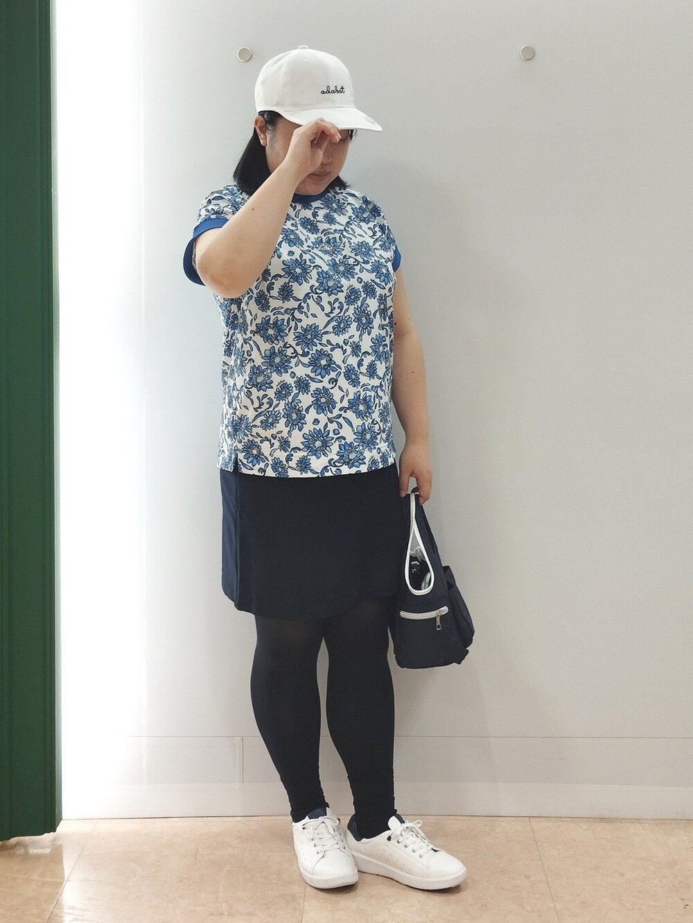 ブルー系のTシャツ/カットソー、ブルー系のスカート、ブルー系のショルダーバッグを着用したレディースの夏コーディネートの3枚目の写真