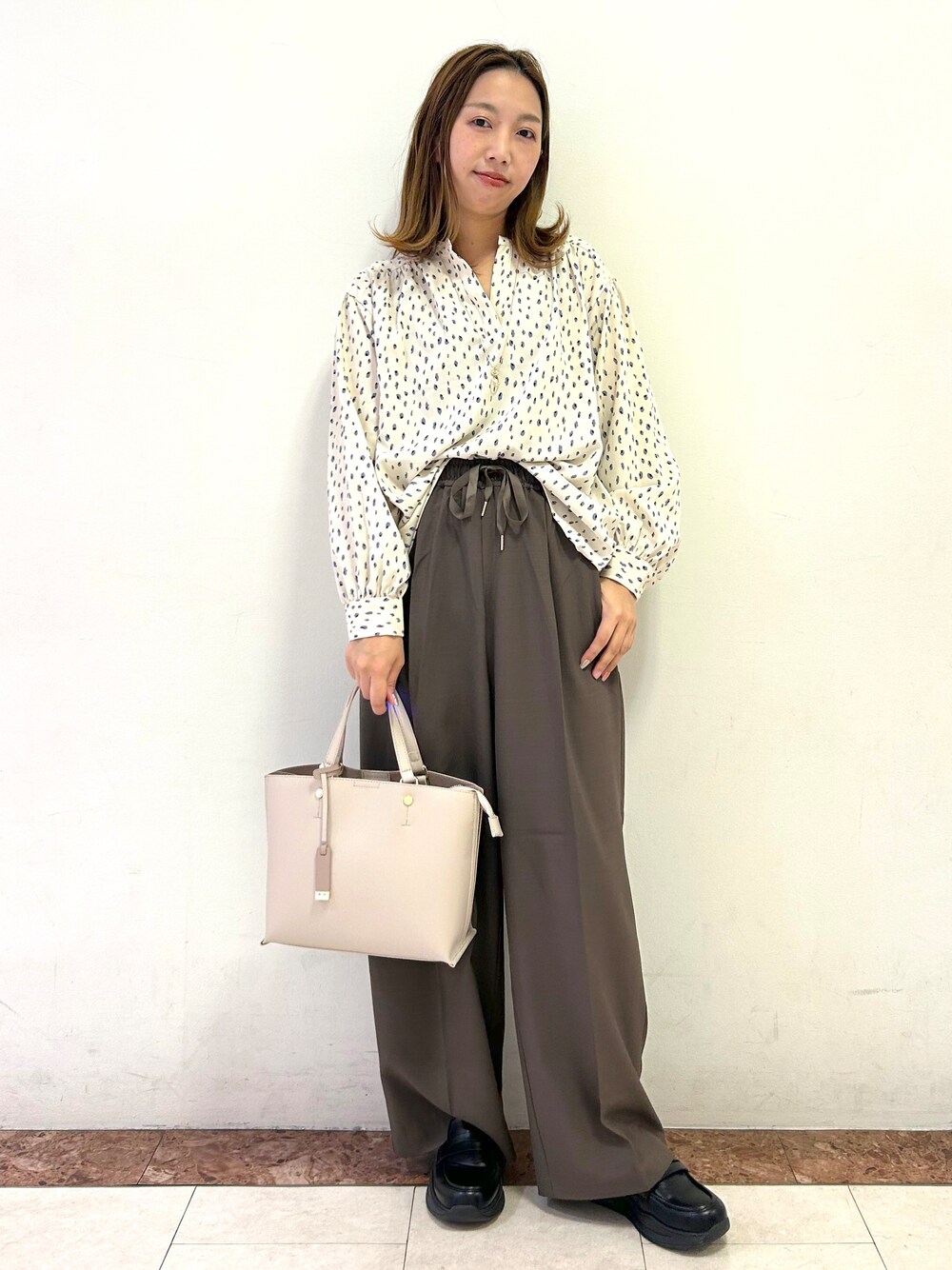 ベージュ系のシャツ/ブラウス、ブラウン系のその他パンツ、ベージュ系のトートバッグを着用したレディースの秋コーディネートの8枚目の写真