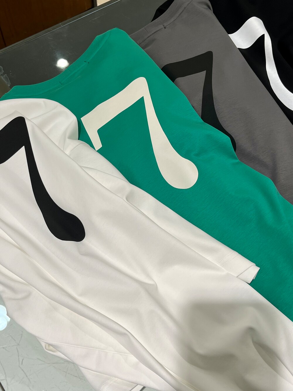ホワイト系のTシャツ/カットソー、ブラック系のTシャツ/カットソー、グリーン系のTシャツ/カットソーを着用したメンズの春コーディネートの3枚目の写真