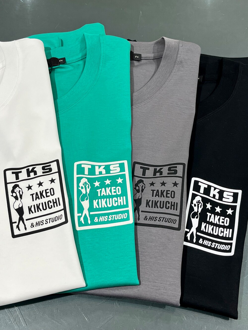 ホワイト系のTシャツ/カットソー、ブラック系のTシャツ/カットソー、グリーン系のTシャツ/カットソーを着用したメンズの春コーディネートの2枚目の写真