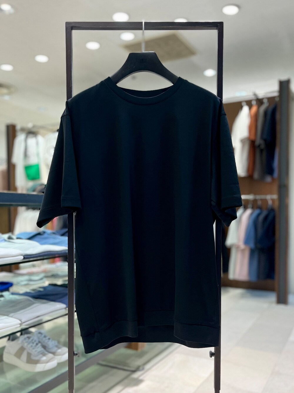 ホワイト系のTシャツ/カットソーを着用したメンズの夏コーディネートの7枚目の写真