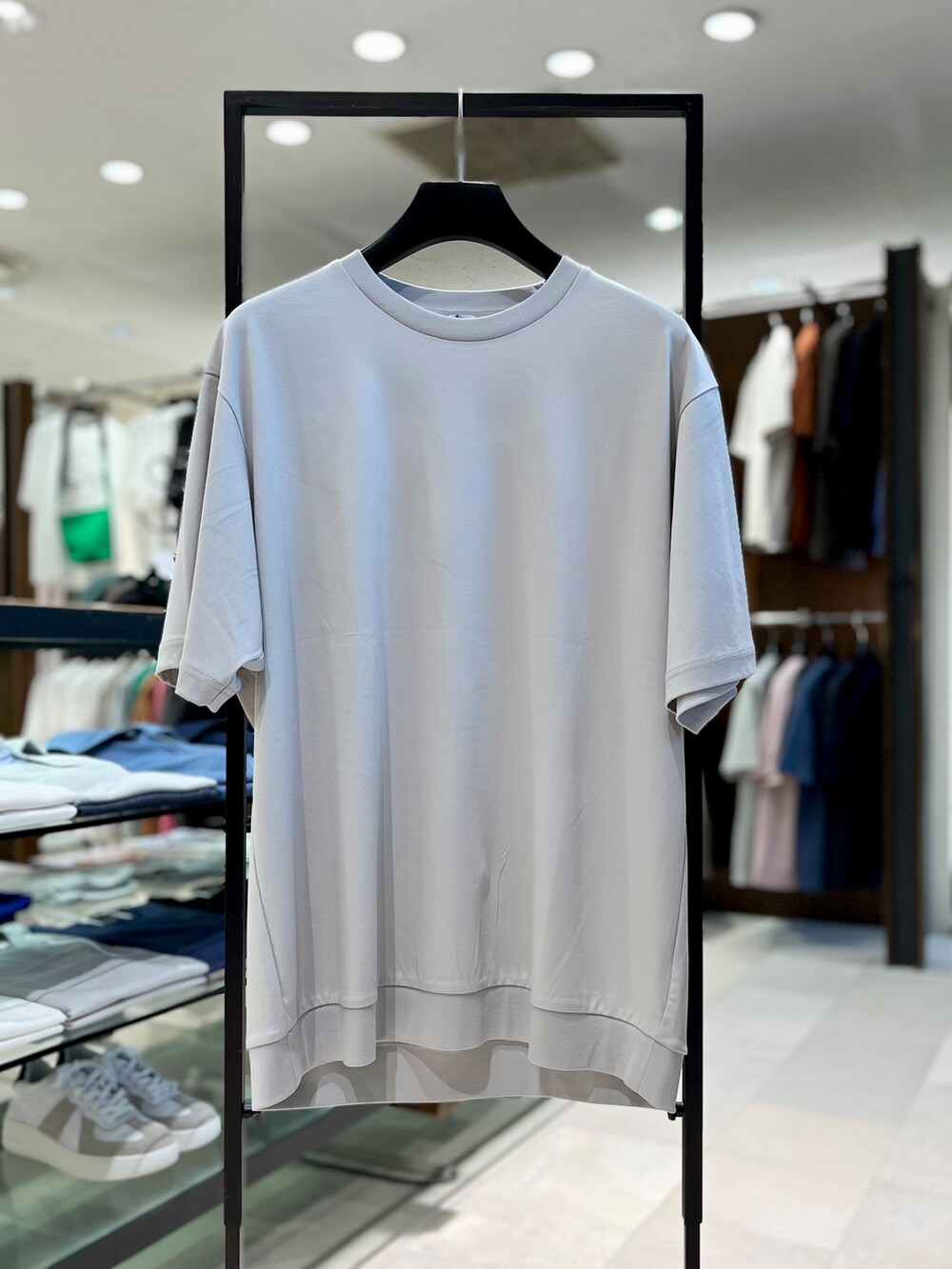 ホワイト系のTシャツ/カットソーを着用したメンズの夏コーディネートの2枚目の写真