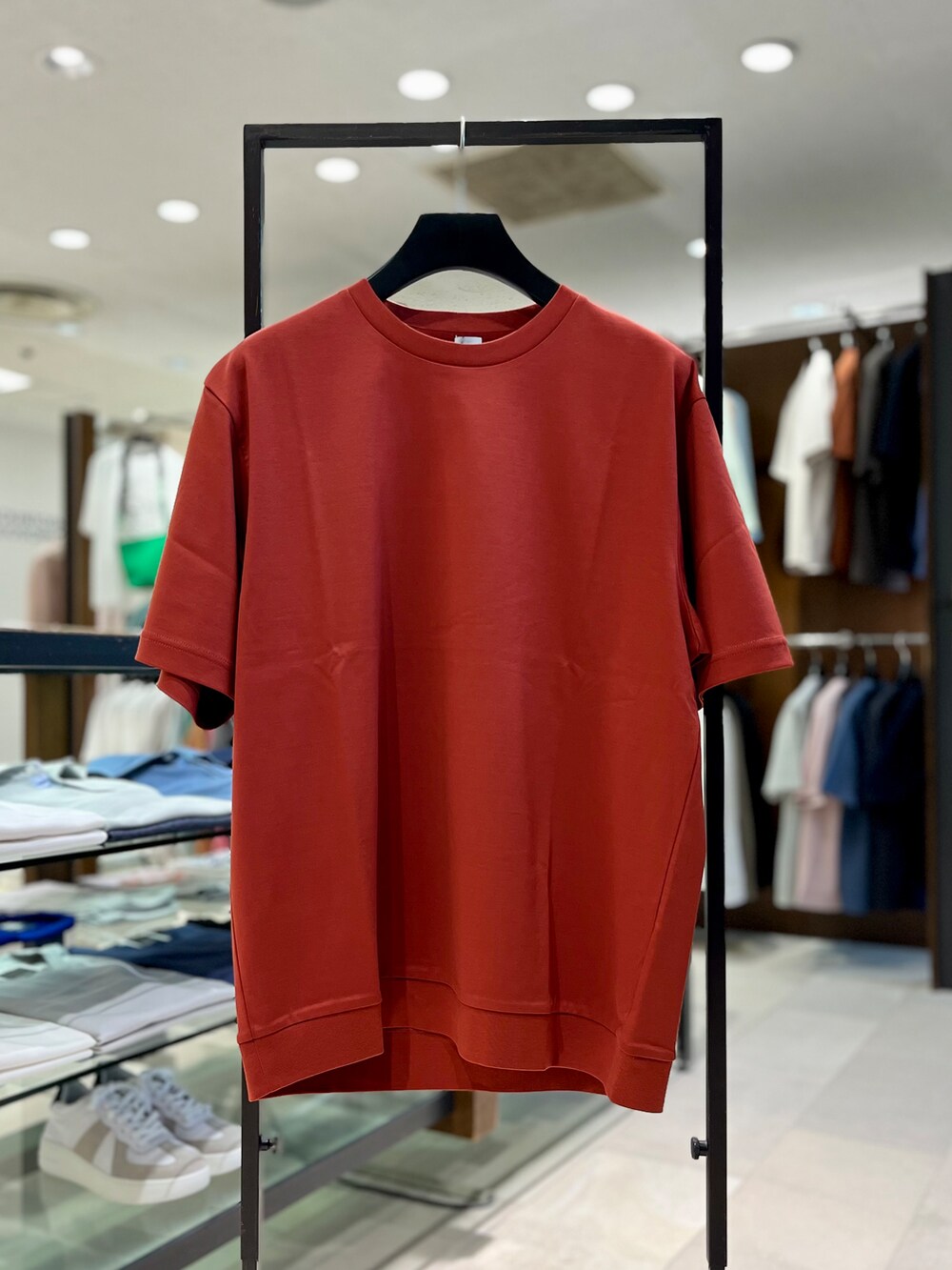 ホワイト系のTシャツ/カットソーを着用したメンズの夏コーディネートの4枚目の写真