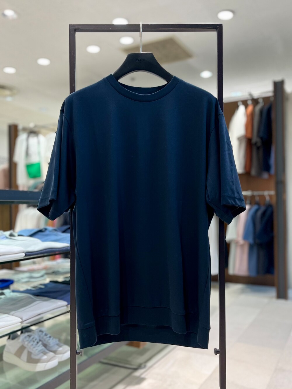 ホワイト系のTシャツ/カットソーを着用したメンズの夏コーディネートの6枚目の写真