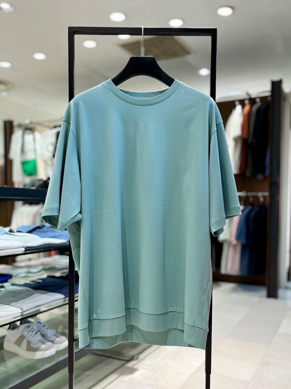 ホワイト系のTシャツ/カットソーを着用したメンズの夏コーディネートの5枚目の写真
