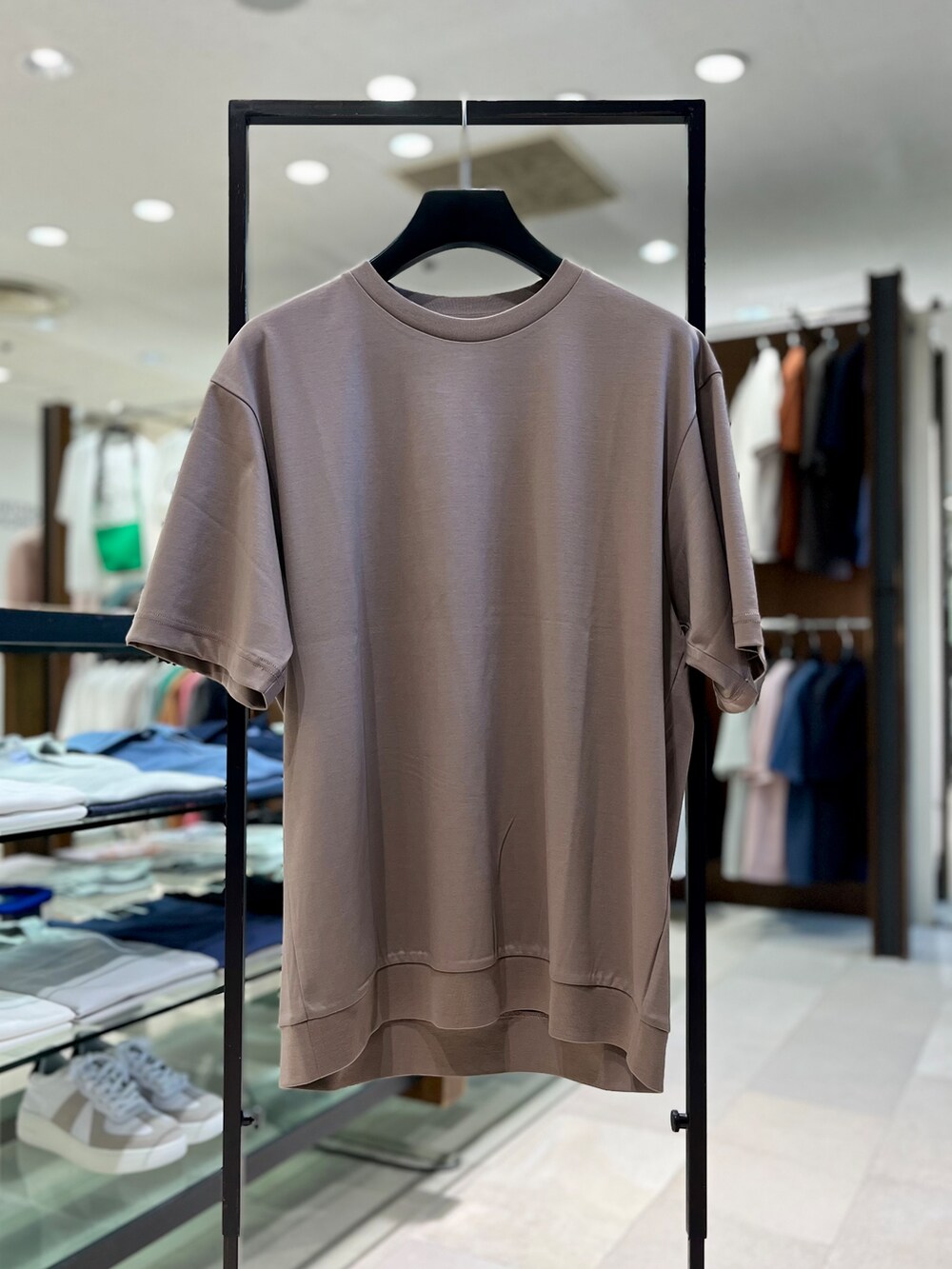 ホワイト系のTシャツ/カットソーを着用したメンズの夏コーディネートの3枚目の写真
