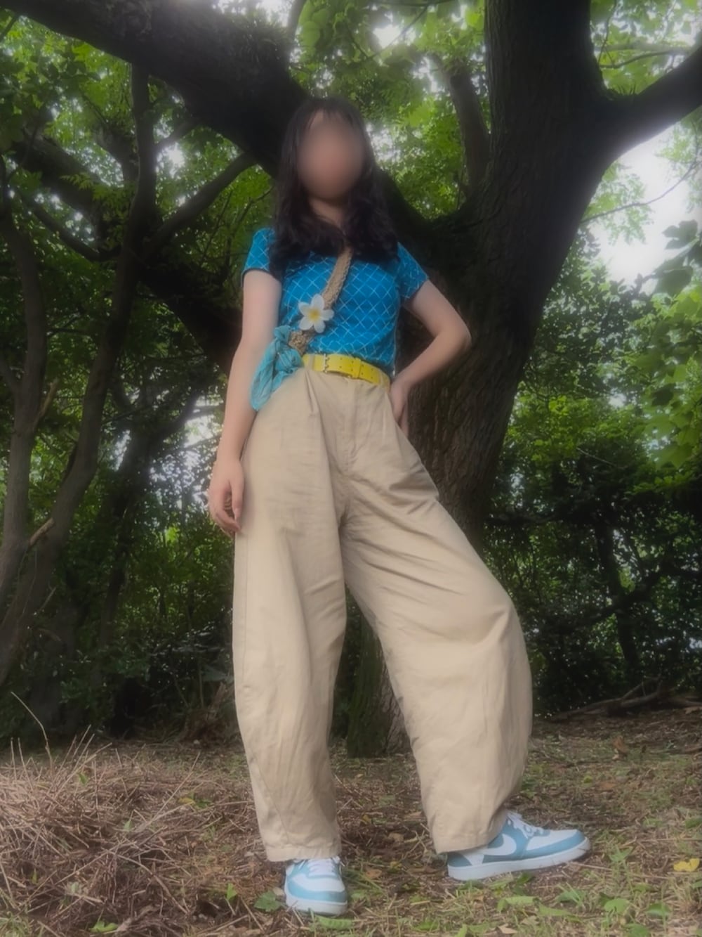 ベージュ系のパンツ、ブルー系のスニーカー、ブルー系のTシャツ/カットソーを着用したレディースの夏コーディネートの2枚目の写真