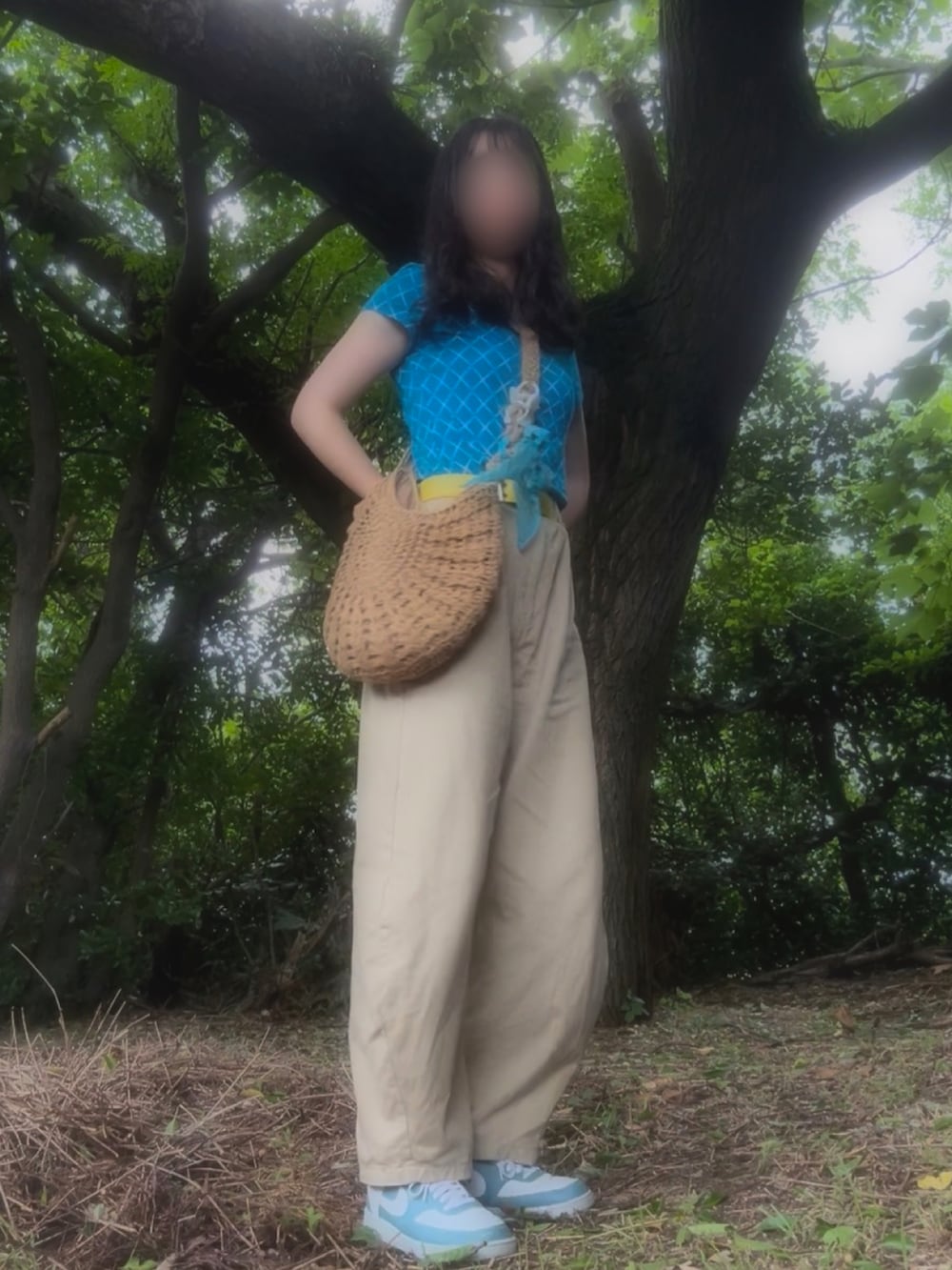 ベージュ系のパンツ、ブルー系のスニーカー、ブルー系のTシャツ/カットソーを着用したレディースの夏コーディネートの3枚目の写真