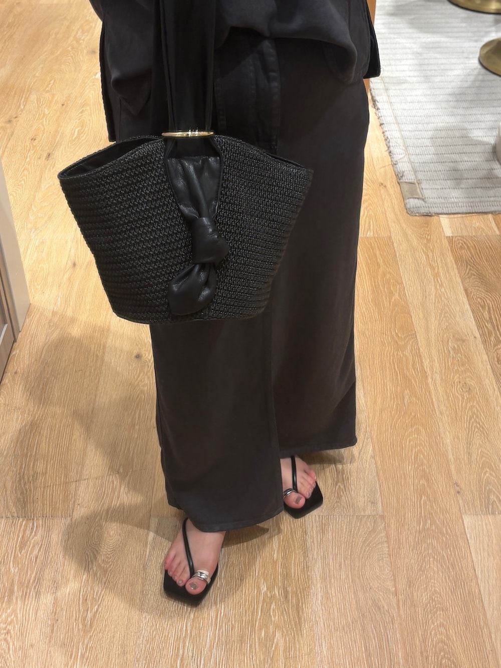 グレー系のシャツ/ブラウス、グレー系のスカート、ブラック系のかごバッグを着用したレディースの夏コーディネートの3枚目の写真