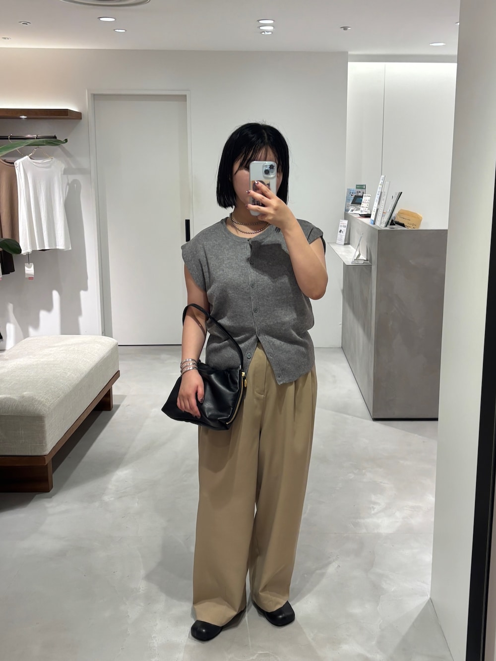 グレー系のニット/セーター、ベージュ系のその他パンツ、ブラック系のブーツを着用したレディースの秋コーディネートの2枚目の写真
