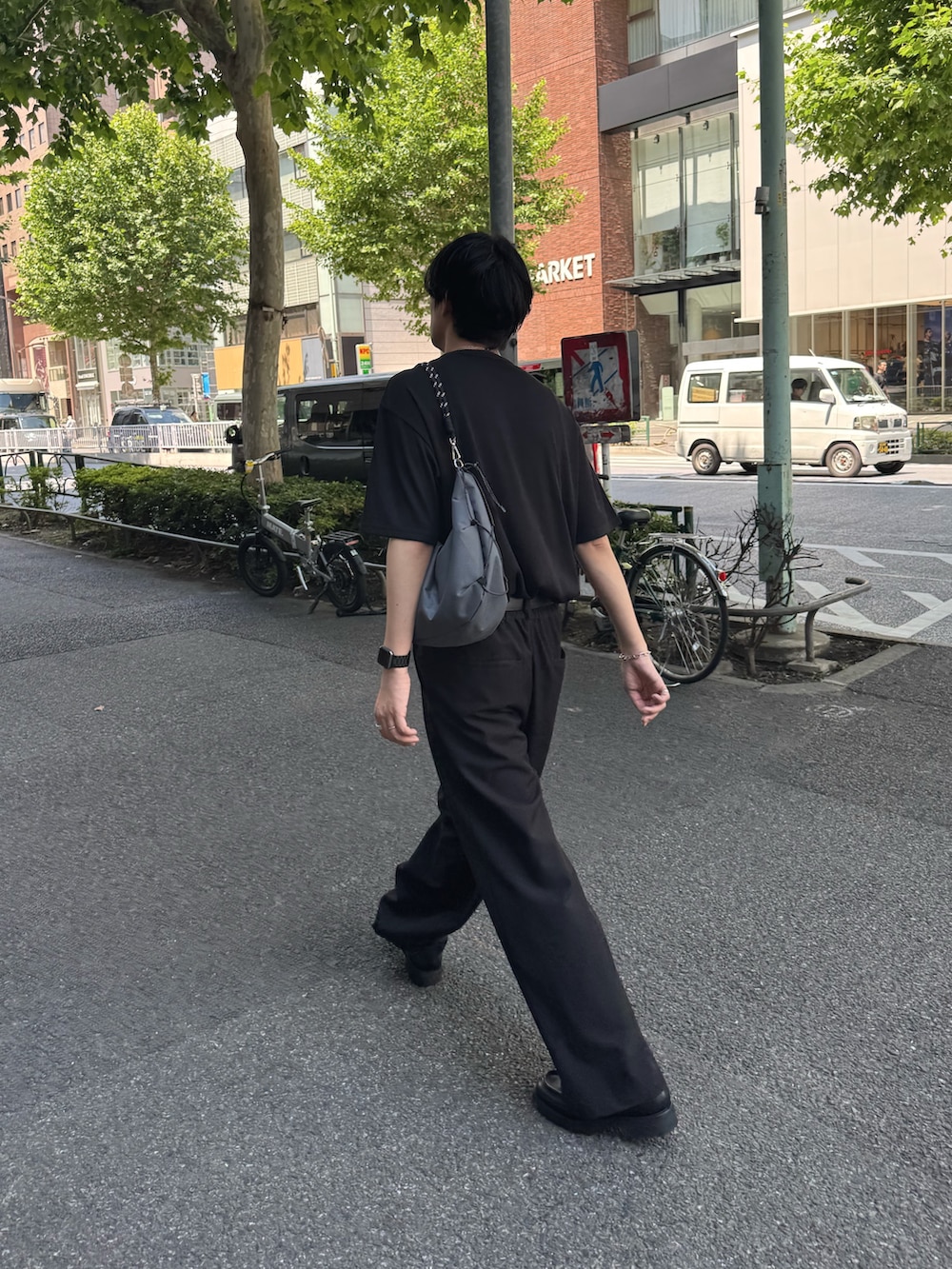 ブラック系のTシャツ/カットソー、ブラック系のスラックス、ブラック系のドレスシューズを着用したメンズの夏コーディネートの2枚目の写真