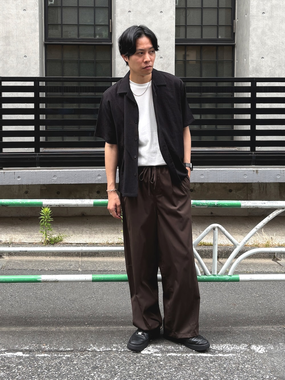 ブラック系のシャツ/ブラウス、ホワイト系のTシャツ/カットソー、ブラウン系のその他パンツを着用したメンズの夏コーディネートの2枚目の写真