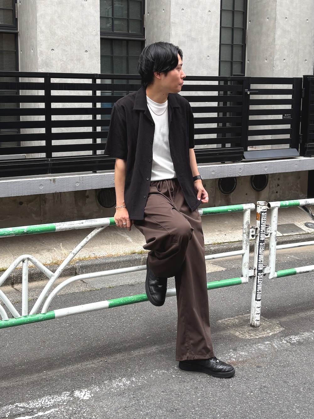 ブラック系のシャツ/ブラウス、ホワイト系のTシャツ/カットソー、ブラウン系のその他パンツを着用したメンズの夏コーディネートの3枚目の写真
