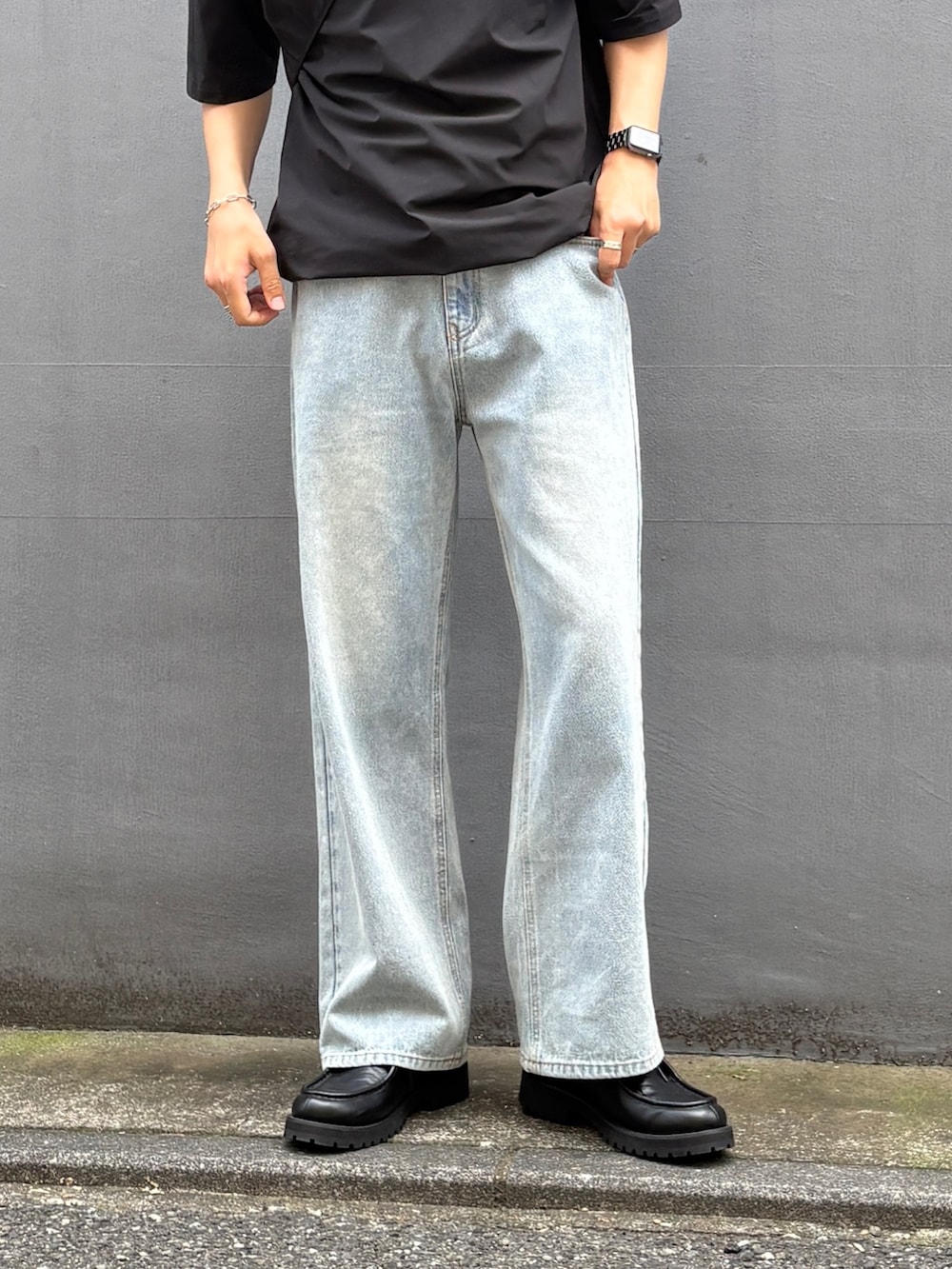 ブラック系のTシャツ/カットソー、ブラック系のショルダーバッグ、ブルー系のデニムパンツを着用したメンズの夏コーディネートの3枚目の写真
