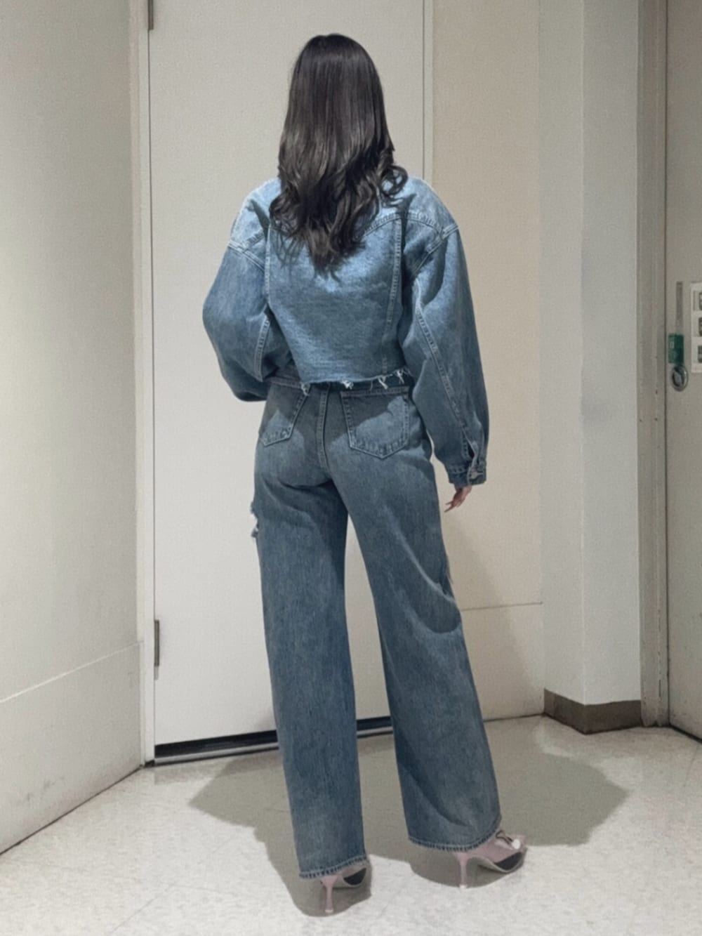 ブルー系のデニムジャケット、ブルー系のデニムパンツ、ピンク系のTシャツ/カットソーを着用したレディースの春コーディネートの3枚目の写真