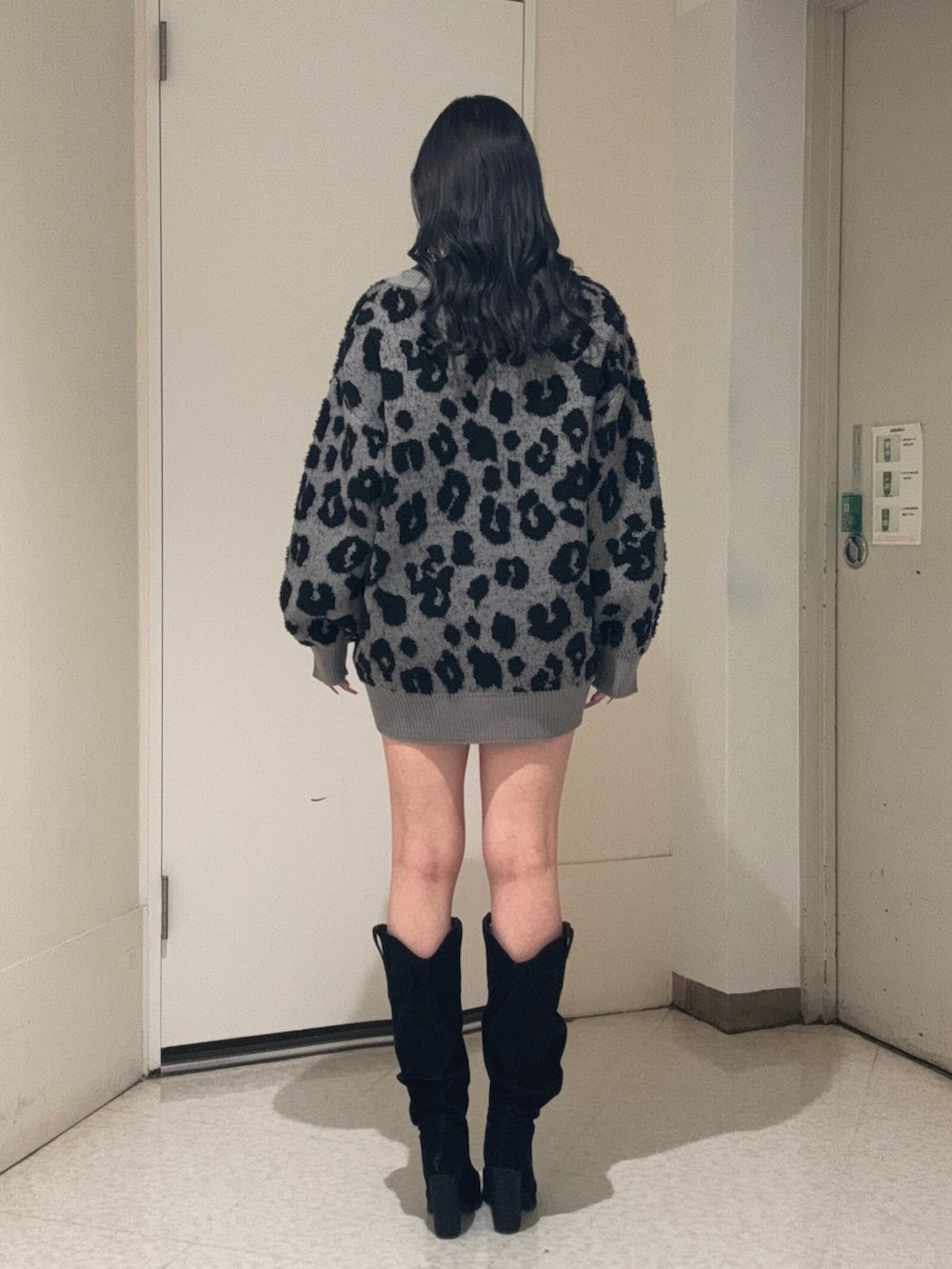 グレー系のカーディガン/ボレロ、ホワイト系のボストンバッグ、ブラック系のブーツを着用したレディースの冬コーディネートの3枚目の写真