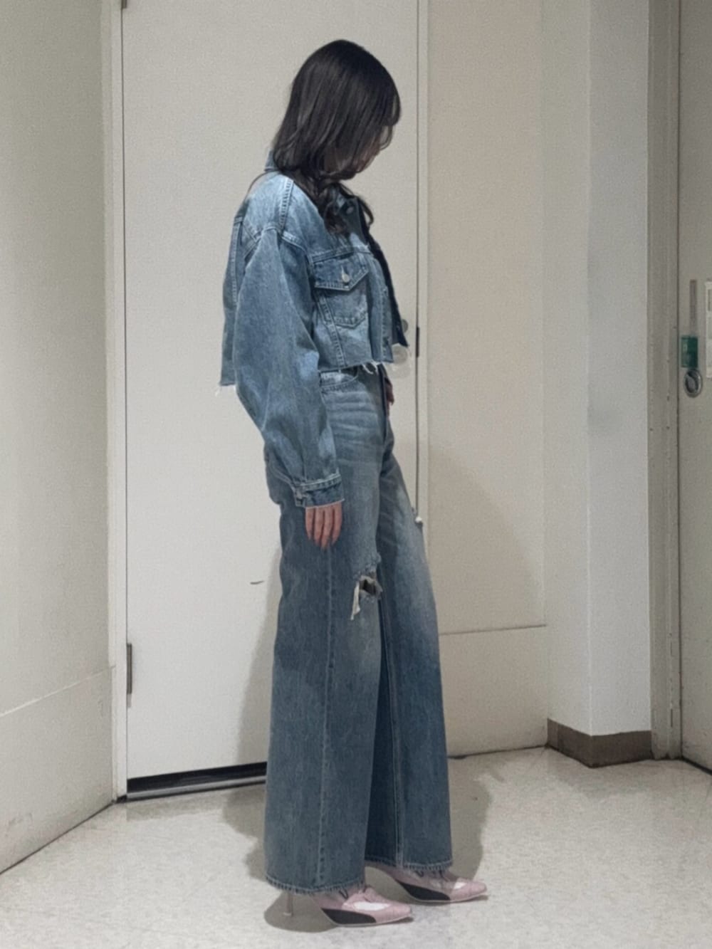 ブルー系のデニムジャケット、ブルー系のデニムパンツ、ピンク系のTシャツ/カットソーを着用したレディースの春コーディネートの2枚目の写真