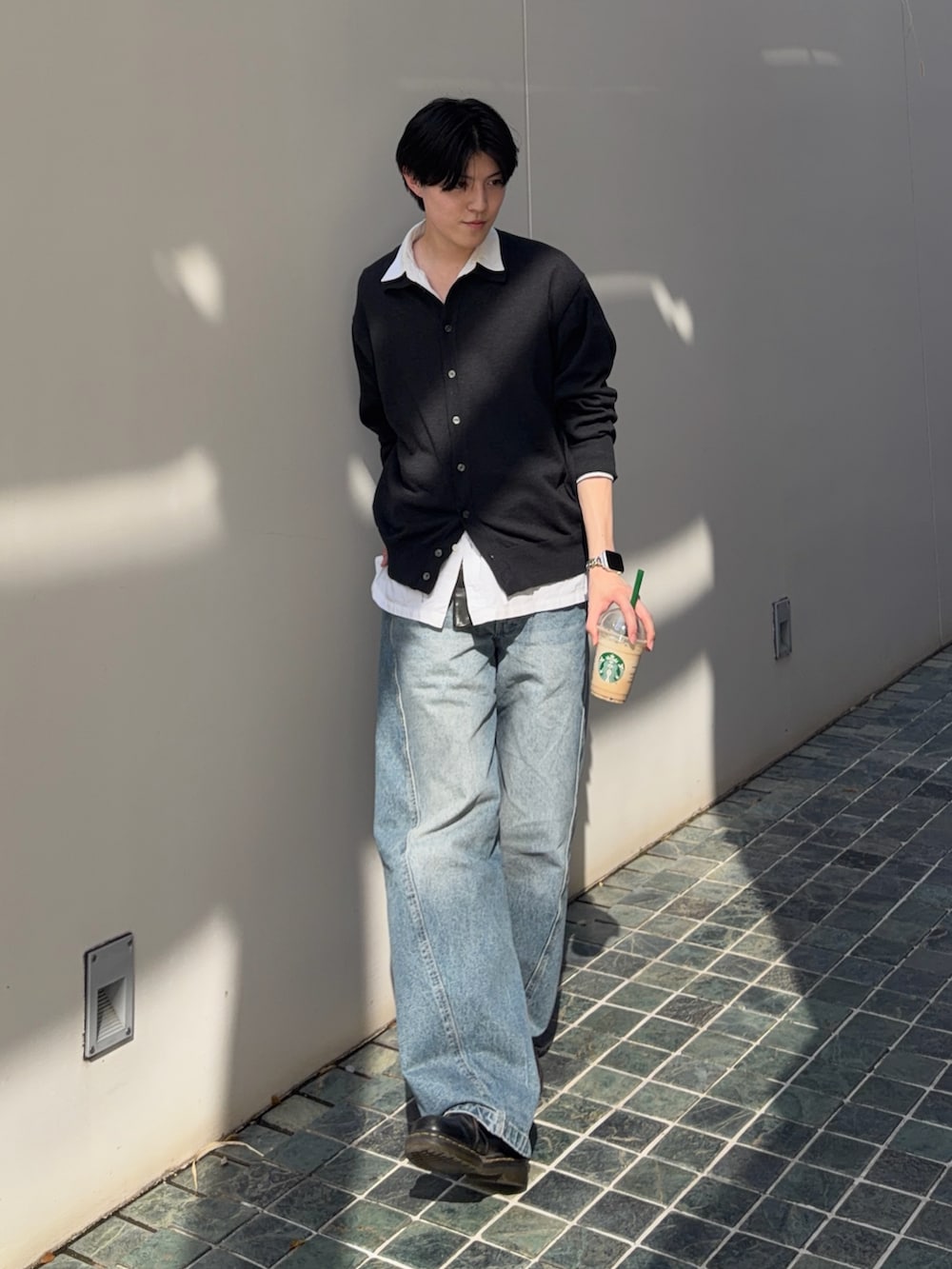 ブラック系のローファー、グレー系のシャツ/ブラウス、ブルー系のデニムパンツを着用したメンズの春コーディネートの3枚目の写真