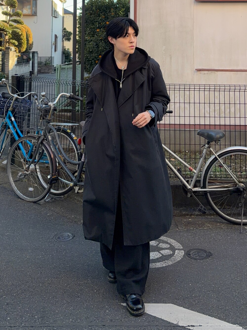 ブラック系のローファー、ブラック系のパーカー、グレー系のスラックスを着用したメンズの冬コーディネートの2枚目の写真