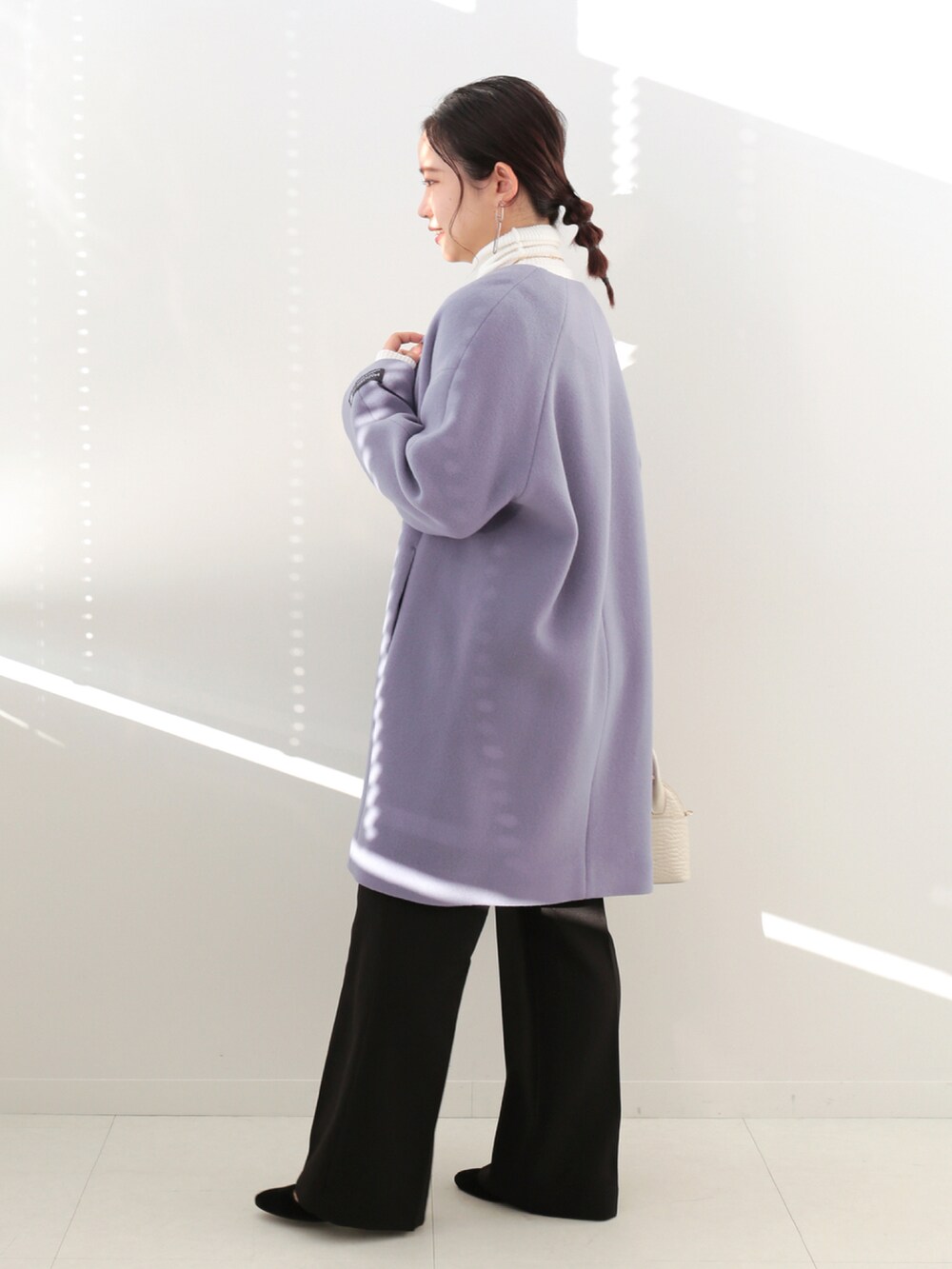 「クリスマスに着たい服、カラーコート、低身長コーデ、低身長、プチプラコーデ、プチプラ、B.C STOCK、simplicite、タートルネック、パープル、冬コーデ、ノーカラーコート、パンツスタイル、きれいめカジュアル、キレイめ」｜「Simpliciteのカラーイージー セミフレアパンツ◆（スラックス、ブラック系）」を使った、asakoさん（レディース・153cm）の冬コーディネートの2枚目の写真