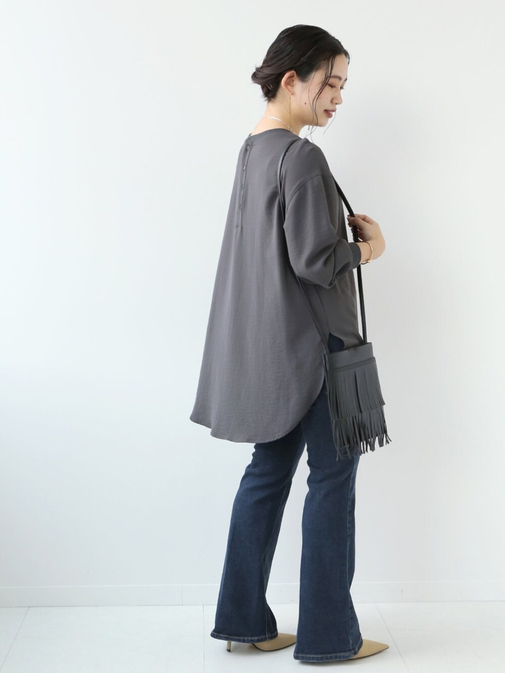 ブルー系のデニムパンツ、ブラック系のシャツ/ブラウスを着用したレディースの秋コーディネートの4枚目の写真