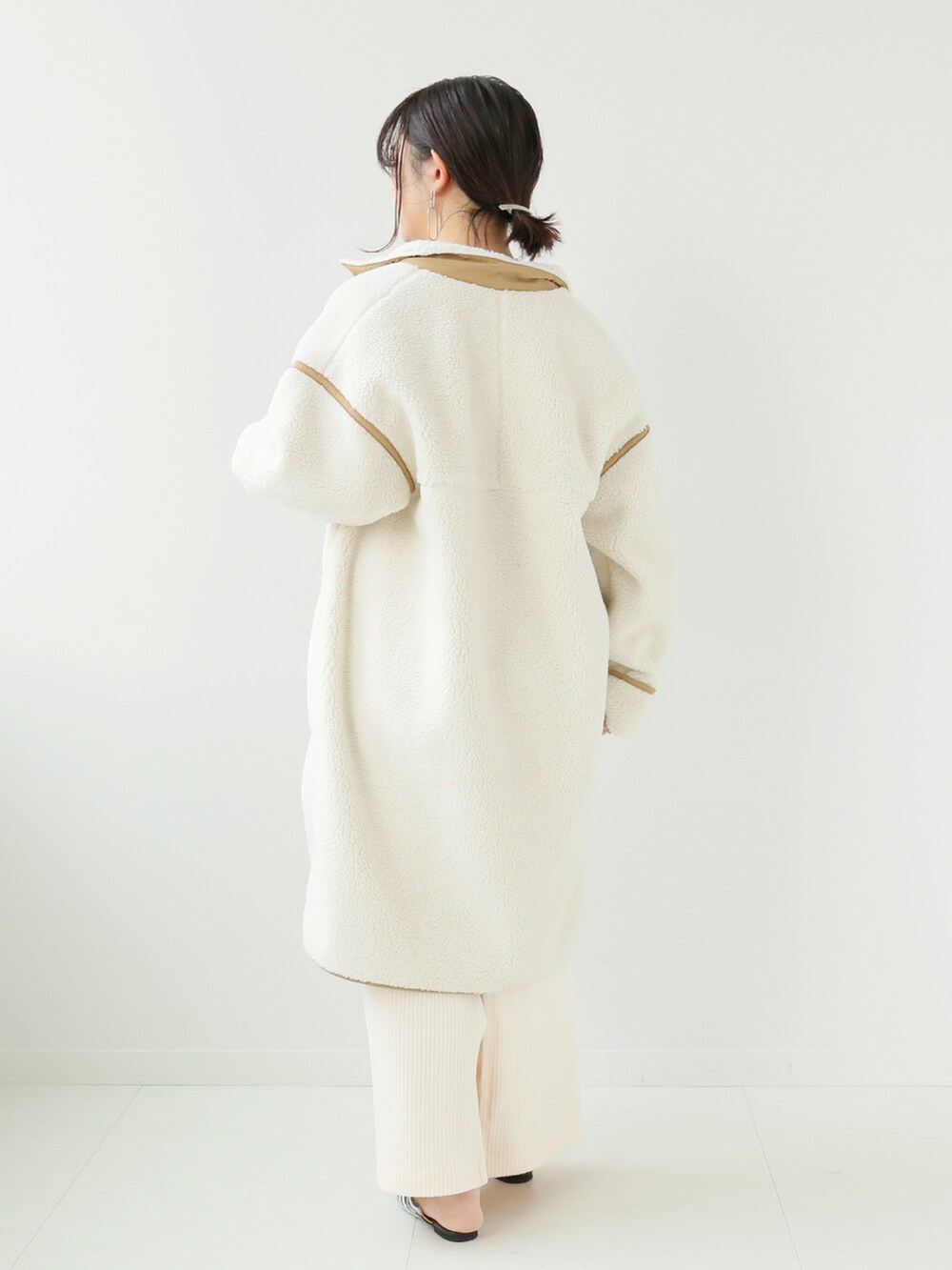 「クリスマスに着たい服、ボアコート、ボアジャケット、ボア、冬コーデ、ホワイトコーデ、ワントーンコーデ、低身長コーデ、低身長、プチプラコーデ、プチプラ、B.C STOCK、simplicite、タイトスカート、きれいめカジュアル」｜「Simpliciteのボアボンディングコート◆（その他アウター、ホワイト系）」を使った、asakoさん（レディース・153cm）の冬コーディネートの3枚目の写真