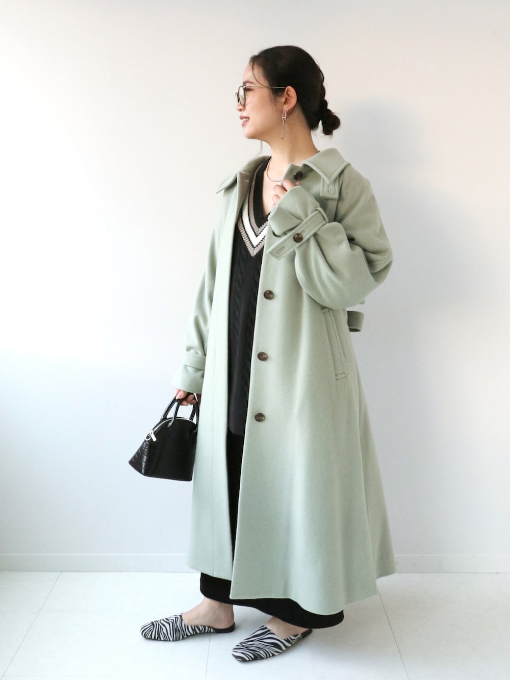 「クリスマスに着たい服、秋冬コーデ、コーデュロイスカート、チルデンニット、ニット、ブラック、プチプラコーデ、プチプラ、低身長、低身長コーデ、B.C STOCK、simplicite、カラーコート、ステンカラーコート、きれいめカジュアル」｜「SimpliciteのチルデンケーブルVプルオーバー（ニット/セーター、ブラック系）」を使った、asakoさん（レディース・153cm）の冬コーディネートの3枚目の写真