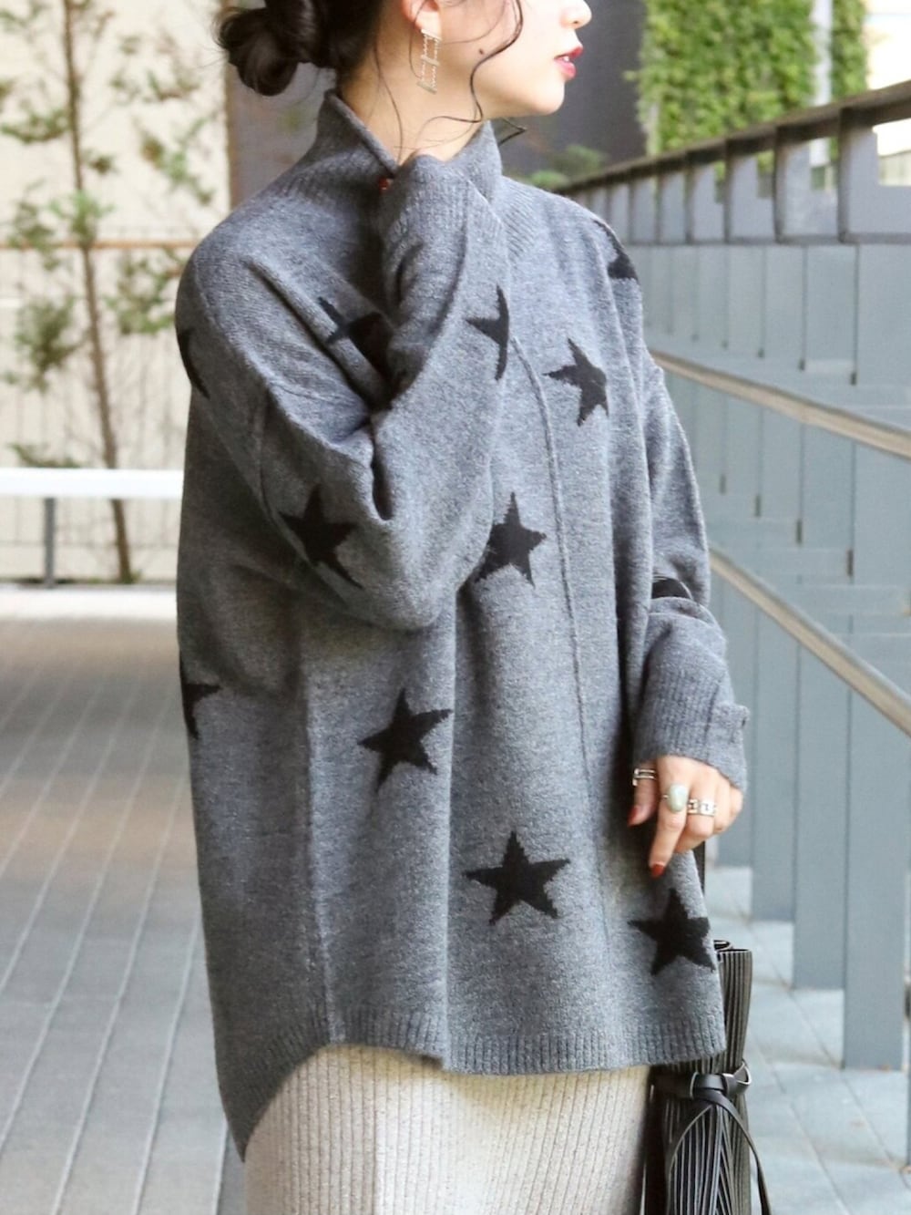 グレー系のニット/セーターを着用したレディースの冬コーディネートの3枚目の写真