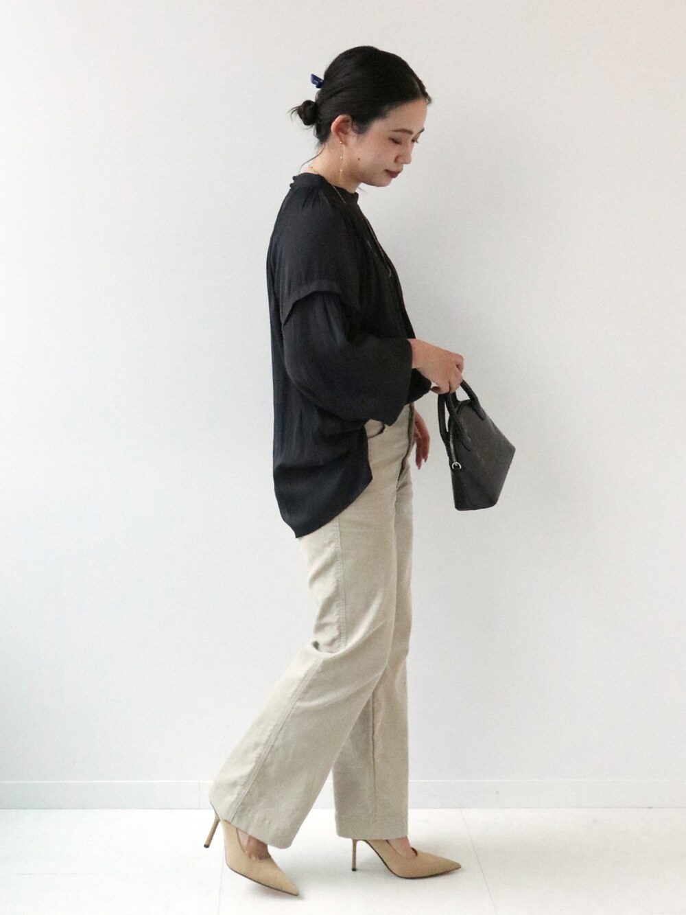 グレー系のその他パンツ、ブラック系のシャツ/ブラウス、ブラック系のショルダーバッグを着用したレディースの秋コーディネートの2枚目の写真