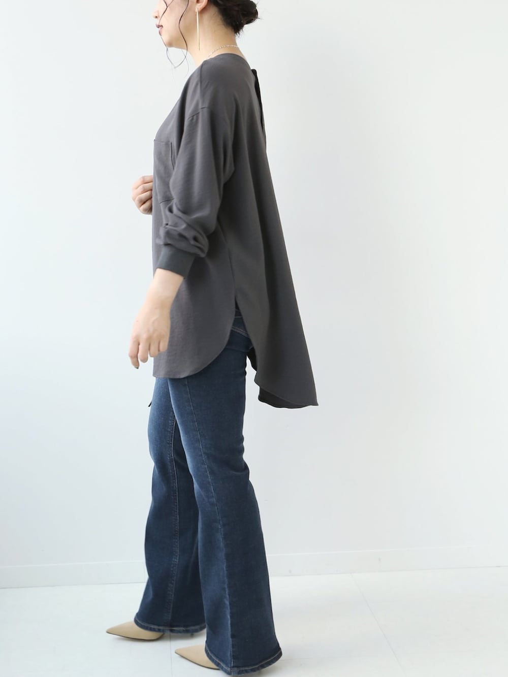 ブルー系のデニムパンツ、ブラック系のシャツ/ブラウスを着用したレディースの秋コーディネートの5枚目の写真