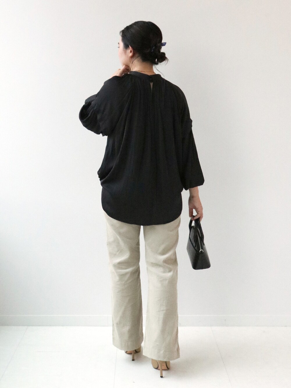 グレー系のその他パンツ、ブラック系のシャツ/ブラウス、ブラック系のショルダーバッグを着用したレディースの秋コーディネートの3枚目の写真