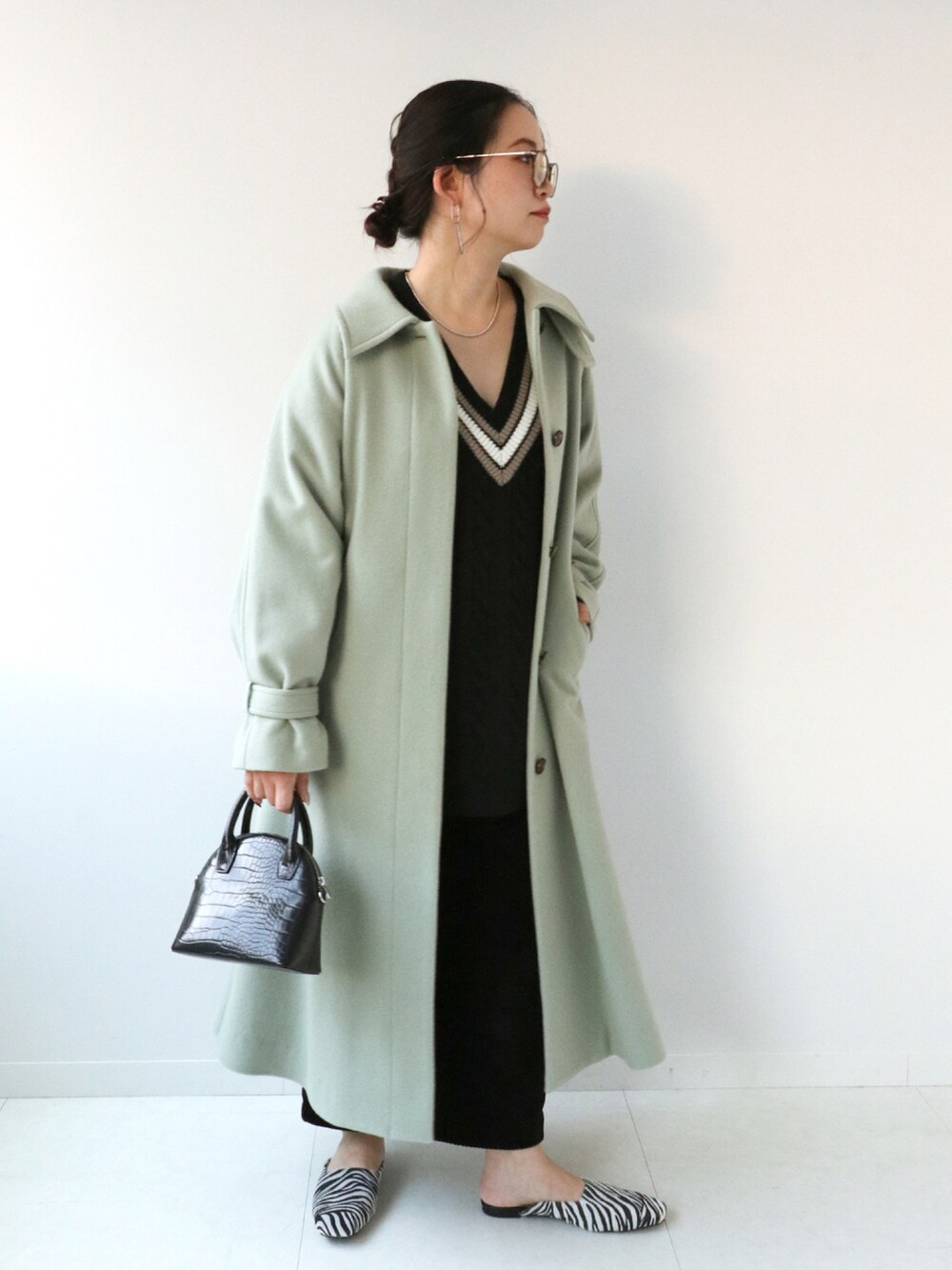 「クリスマスに着たい服、秋冬コーデ、コーデュロイスカート、チルデンニット、ニット、ブラック、プチプラコーデ、プチプラ、低身長、低身長コーデ、B.C STOCK、simplicite、カラーコート、ステンカラーコート、きれいめカジュアル」｜「SimpliciteのチルデンケーブルVプルオーバー（ニット/セーター、ブラック系）」を使った、asakoさん（レディース・153cm）の冬コーディネートの2枚目の写真