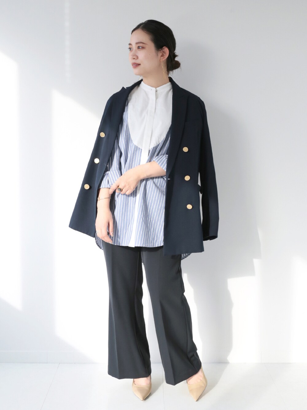 「大人カジュアル、パンツスタイル、低身長コーデ、低身長、B.C STOCK、simplicite、ジャケット、プチプラコーデ、プチプラ、キレイめ、通勤コーデ、秋冬コーデ、シャツスタイル、きれいめカジュアル、ネイビー」｜「Simpliciteのクレリック ブザム シャツ（シャツ/ブラウス、ブルー系）」を使った、asakoさん（レディース・153cm）の冬コーディネートの2枚目の写真