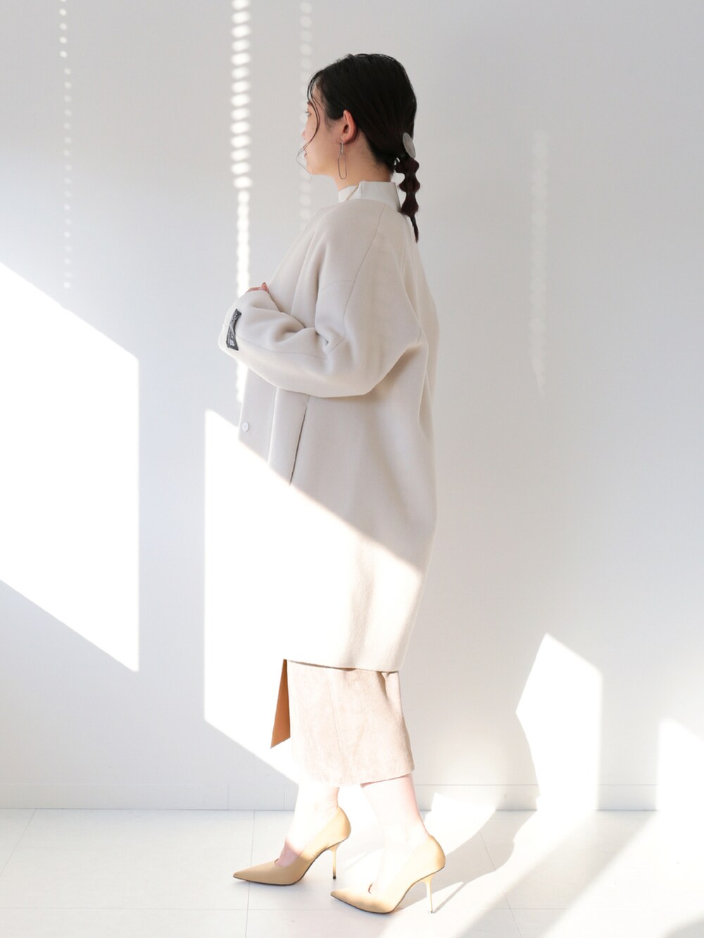 「クリスマスに着たい服、お仕事コーデ、シンプルコーデ、キレイめ、プチプラコーデ、プチプラ、低身長コーデ、低身長、B.C STOCK、simplicite、スカート、タイトスカート、ノーカラーコート、オトナ女子、ニットコーデ」｜「Simpliciteのソウバリ長袖プルオーバー◆（ニット/セーター、ホワイト系）」を使った、asakoさん（レディース・153cm）の冬コーディネートの2枚目の写真