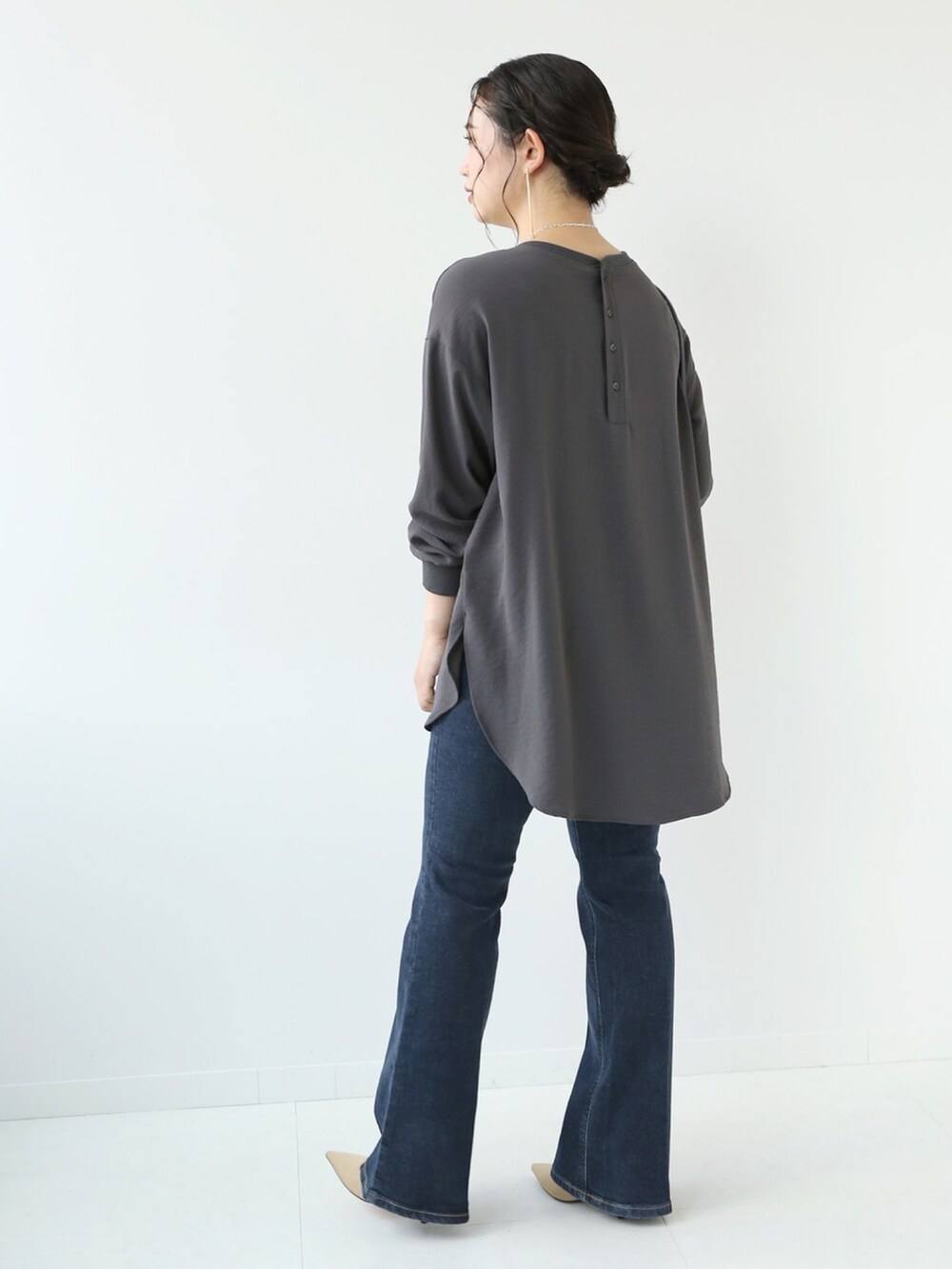 ブルー系のデニムパンツ、ブラック系のシャツ/ブラウスを着用したレディースの秋コーディネートの3枚目の写真