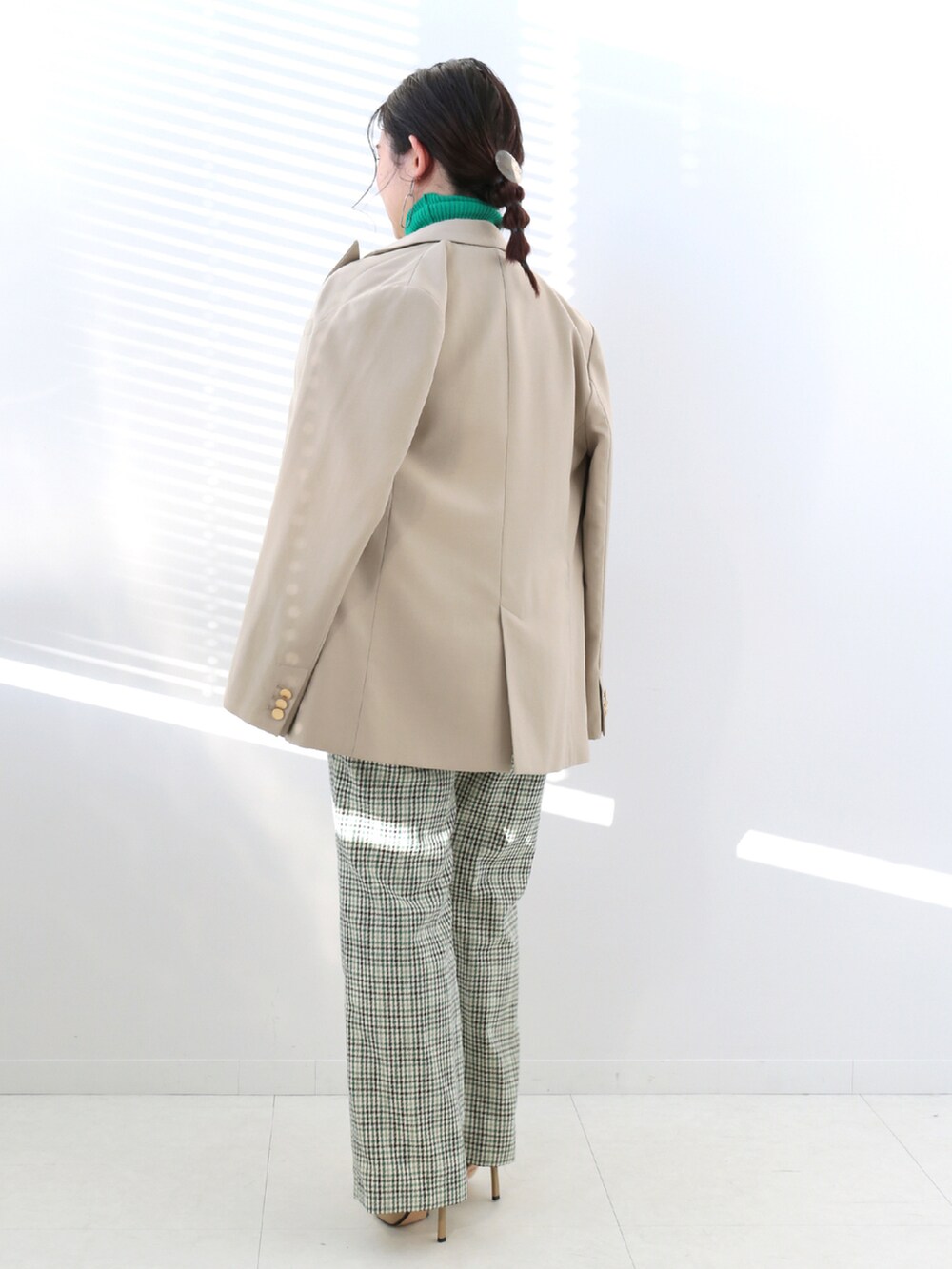 グリーン系のその他パンツ、グリーン系のニット/セーター、ベージュ系のその他アウターを着用したレディースの冬コーディネートの2枚目の写真