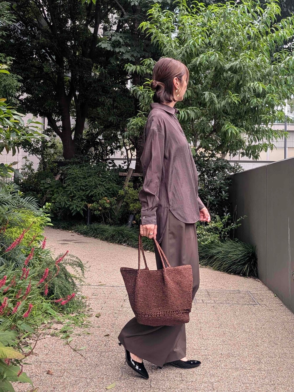 ブラウン系のシャツ/ブラウス、ブラウン系のその他パンツ、その他のトートバッグを着用したレディースの夏コーディネートの2枚目の写真