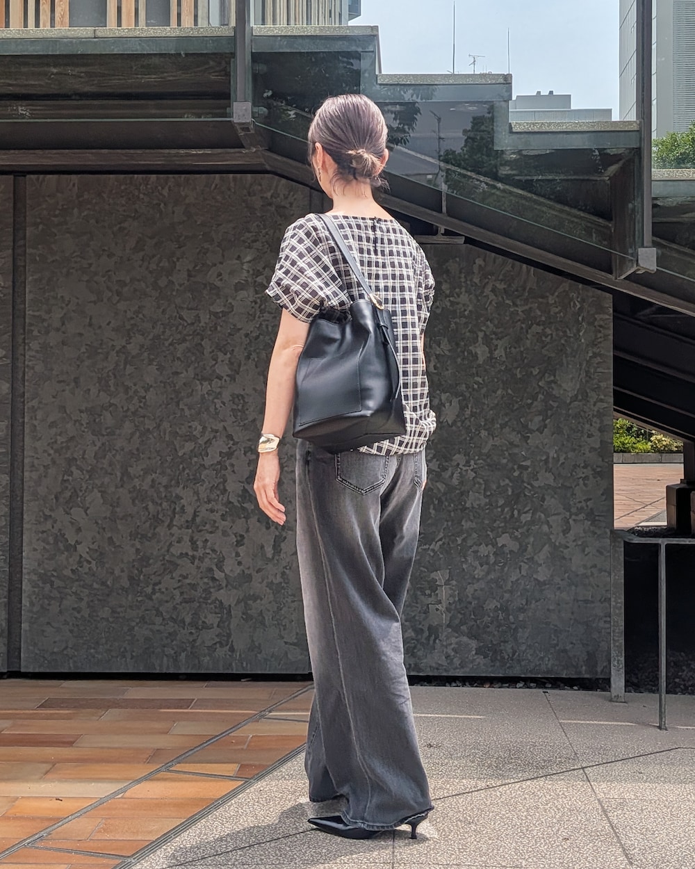 ブラック系のシャツ/ブラウス、ブラック系のデニムパンツ、ブラック系のショルダーバッグを着用したレディースの夏コーディネートの3枚目の写真