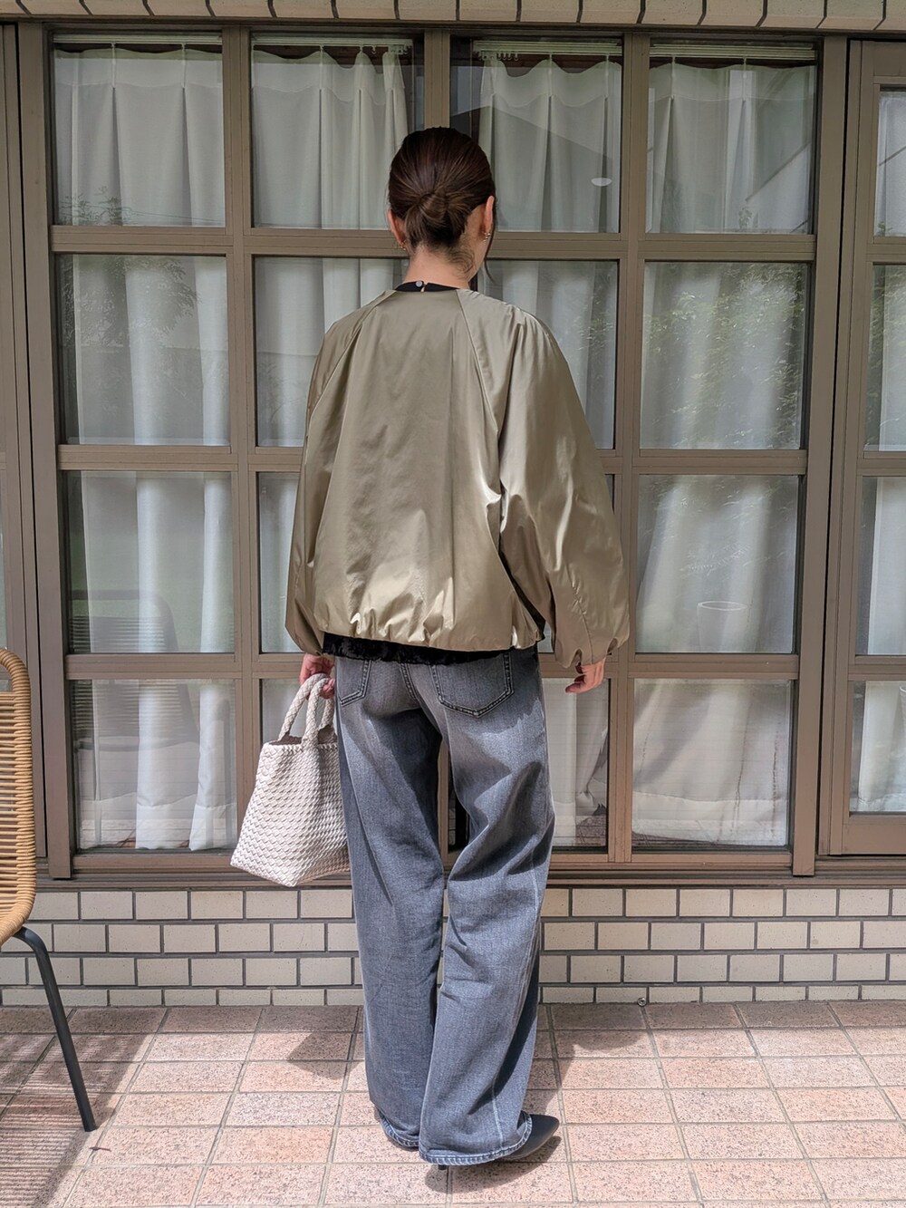 ブラック系のデニムパンツを着用したレディースの夏コーディネートの3枚目の写真