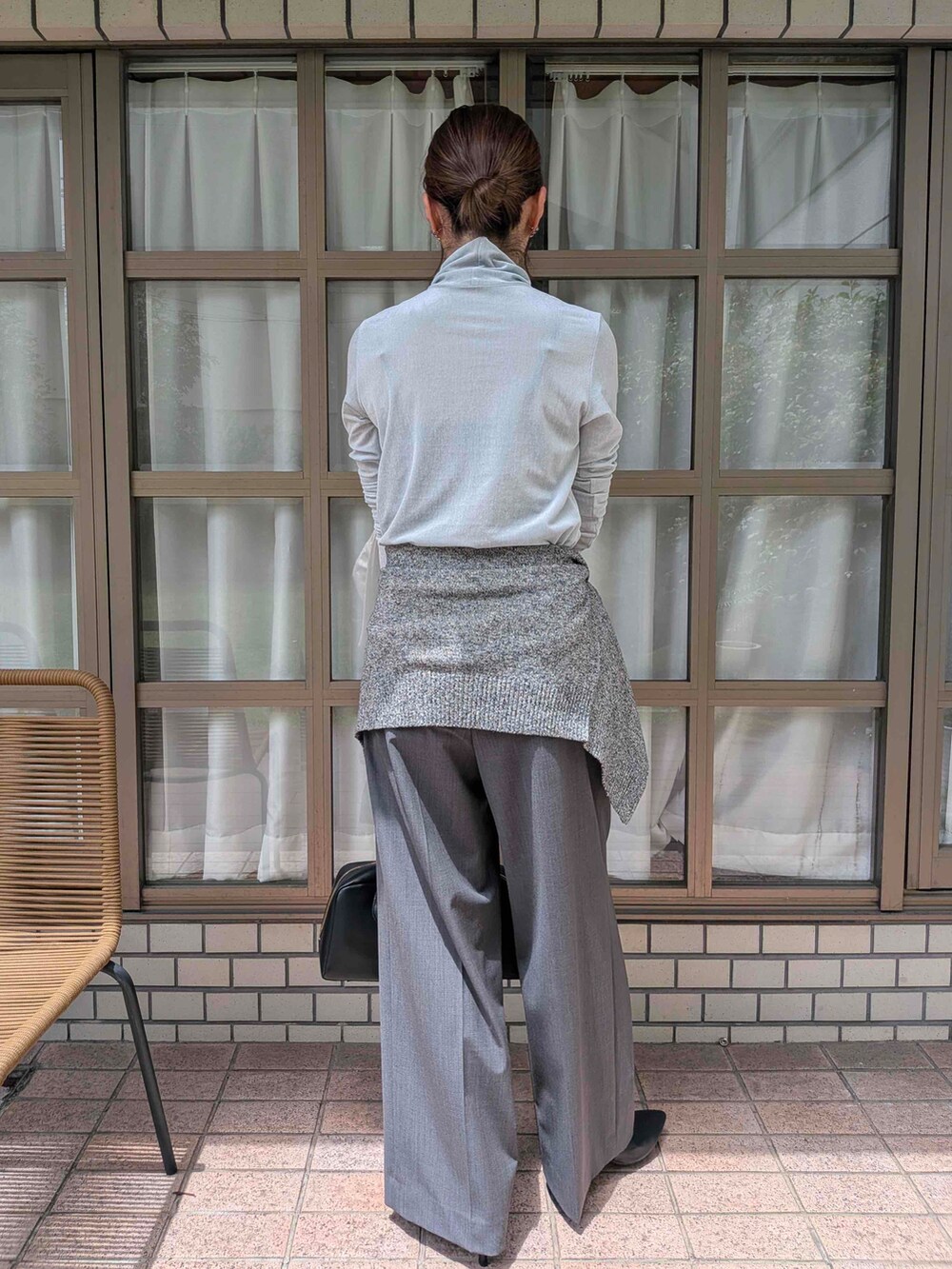 グレー系のその他パンツ、ブラック系のボストンバッグを着用したレディースの夏コーディネートの3枚目の写真